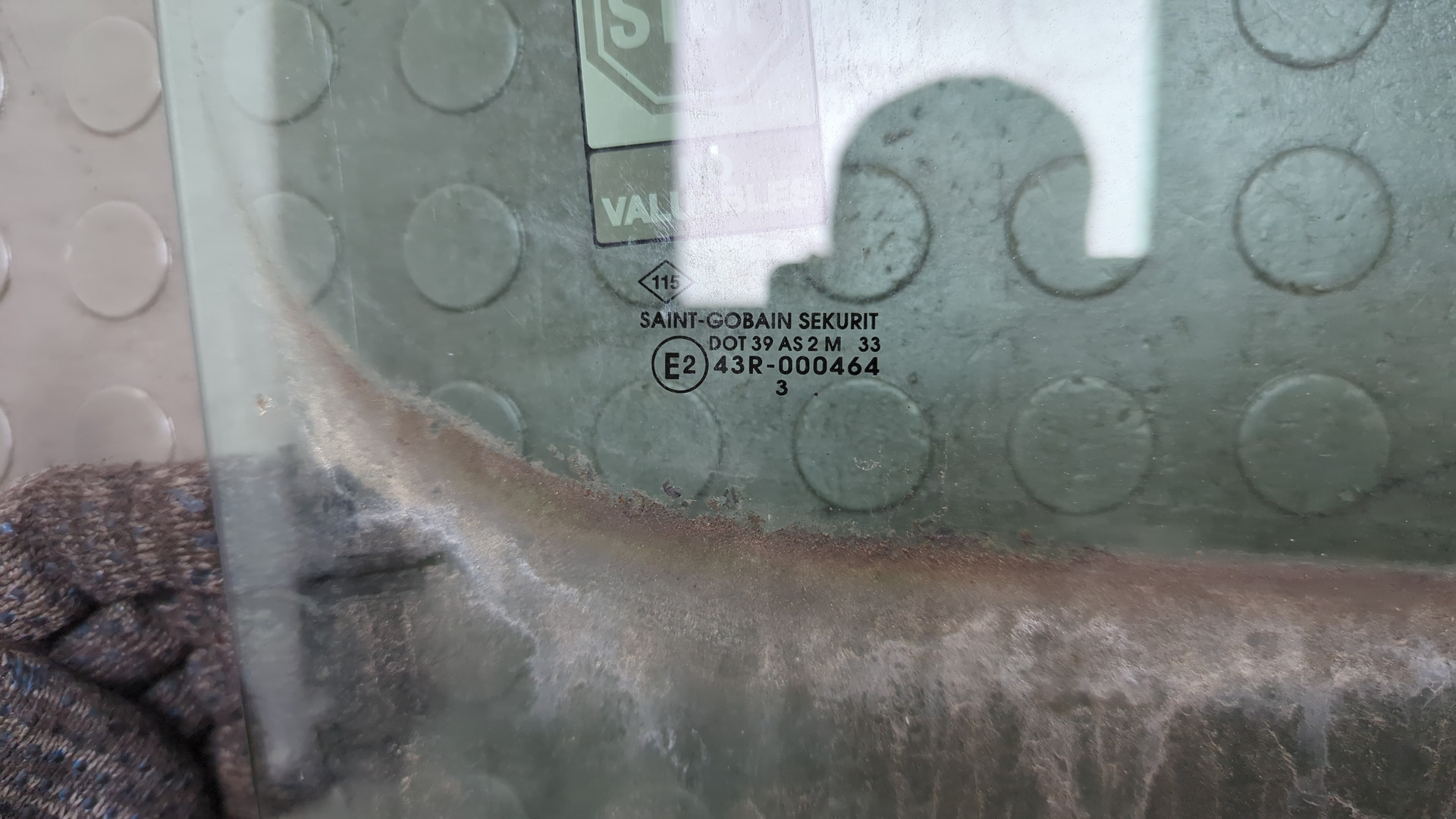 Стекло двери передней правой