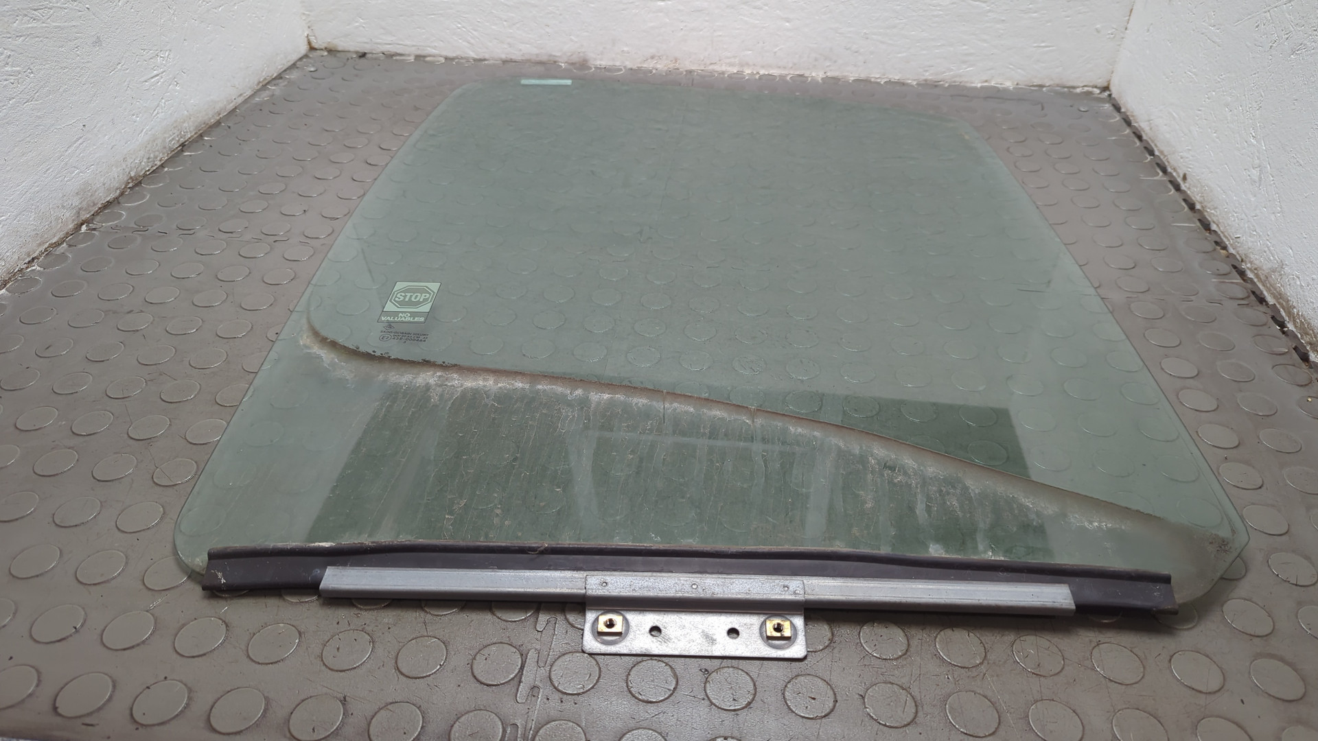 Стекло двери передней правой