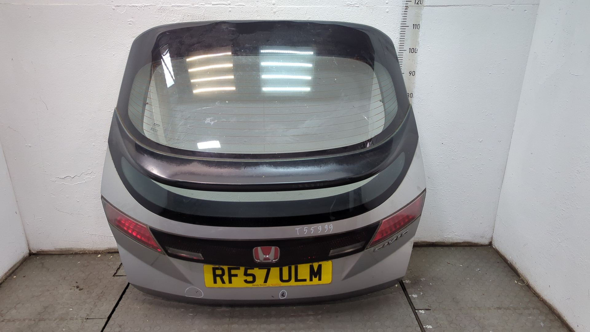 Дверь багажника