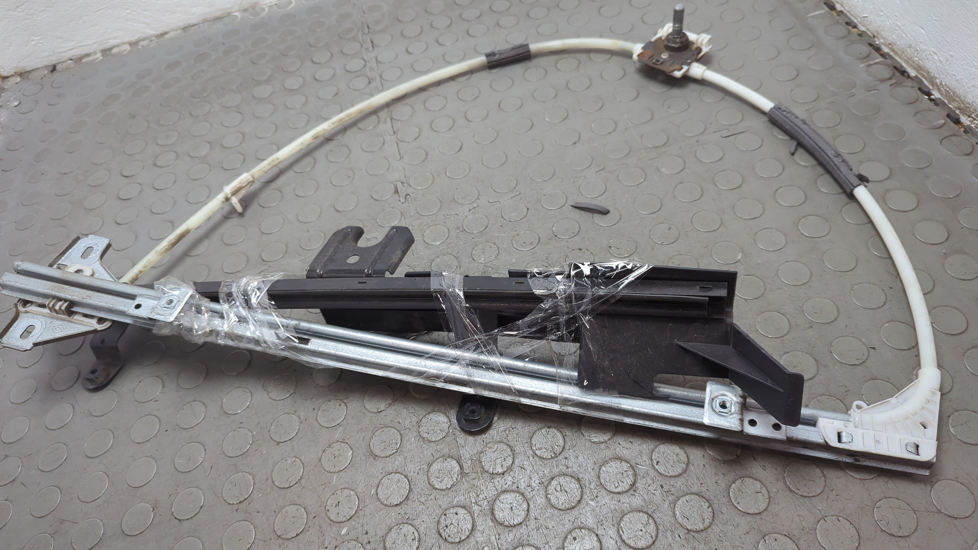 Стеклоподъемник механ. передний правый