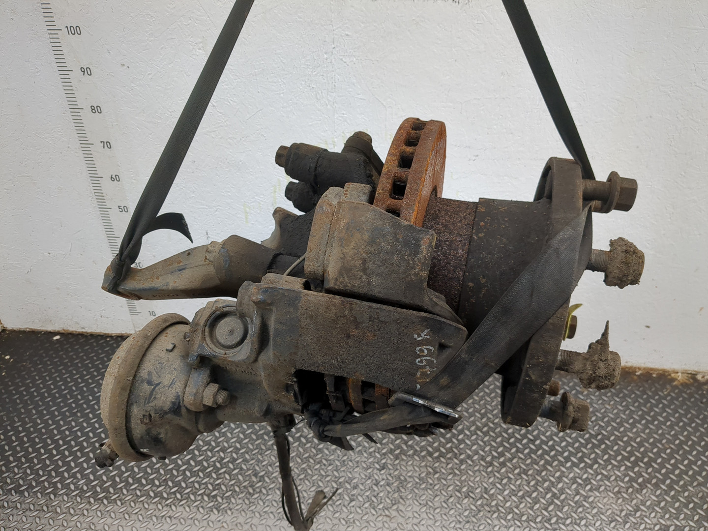 Кулак поворотный передний правый