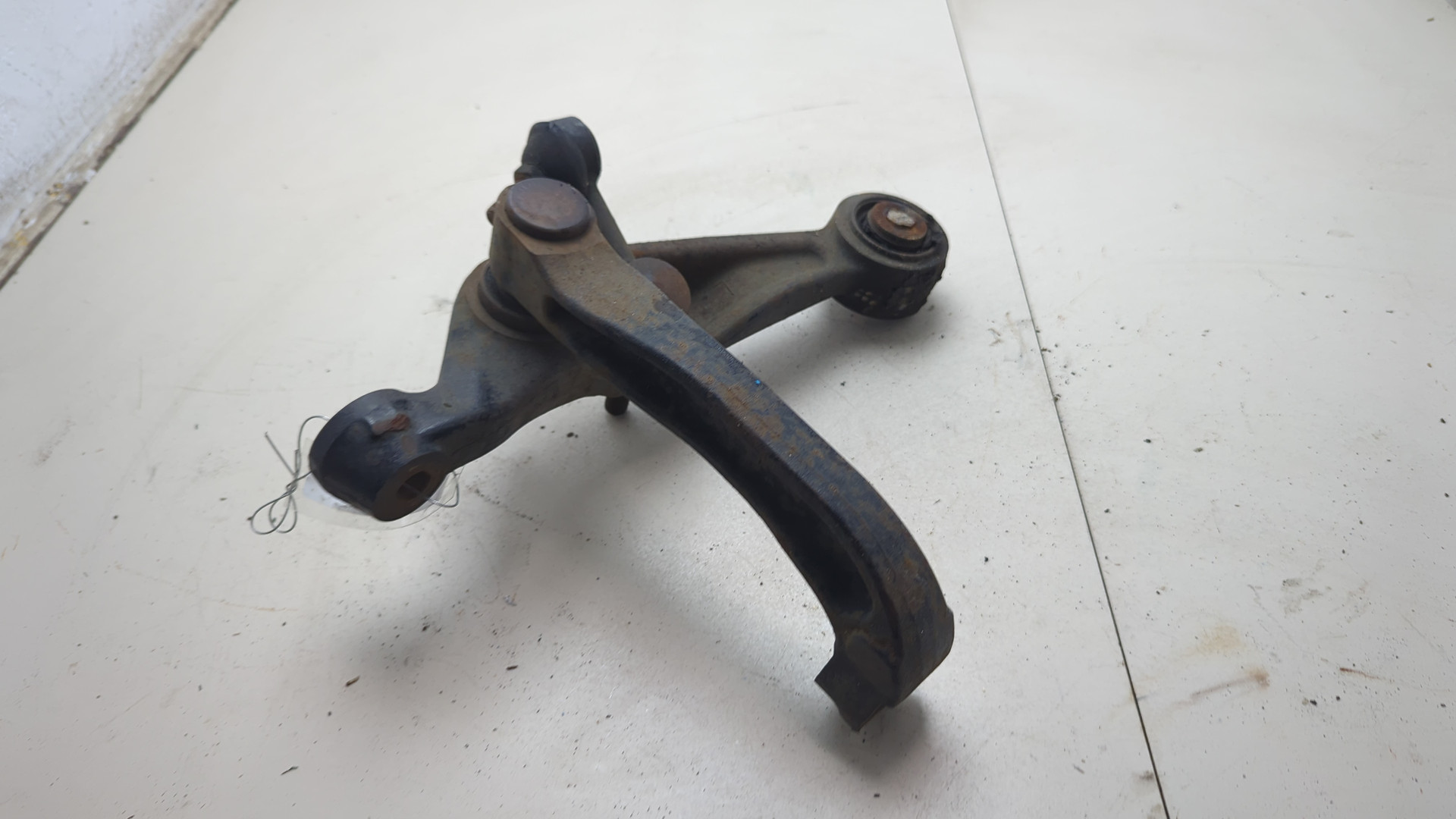 Рычаг передний левый