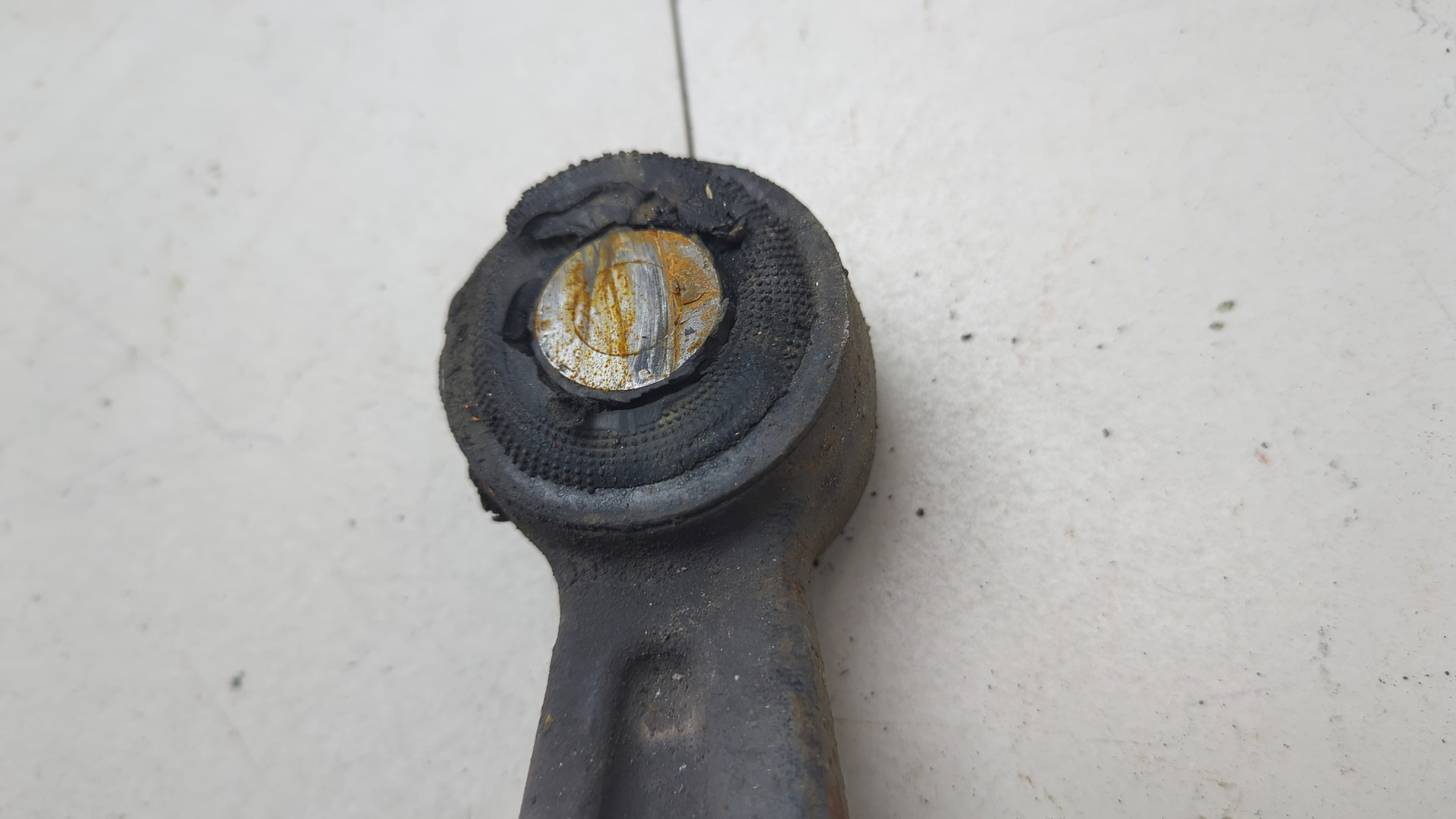 Рычаг передний левый