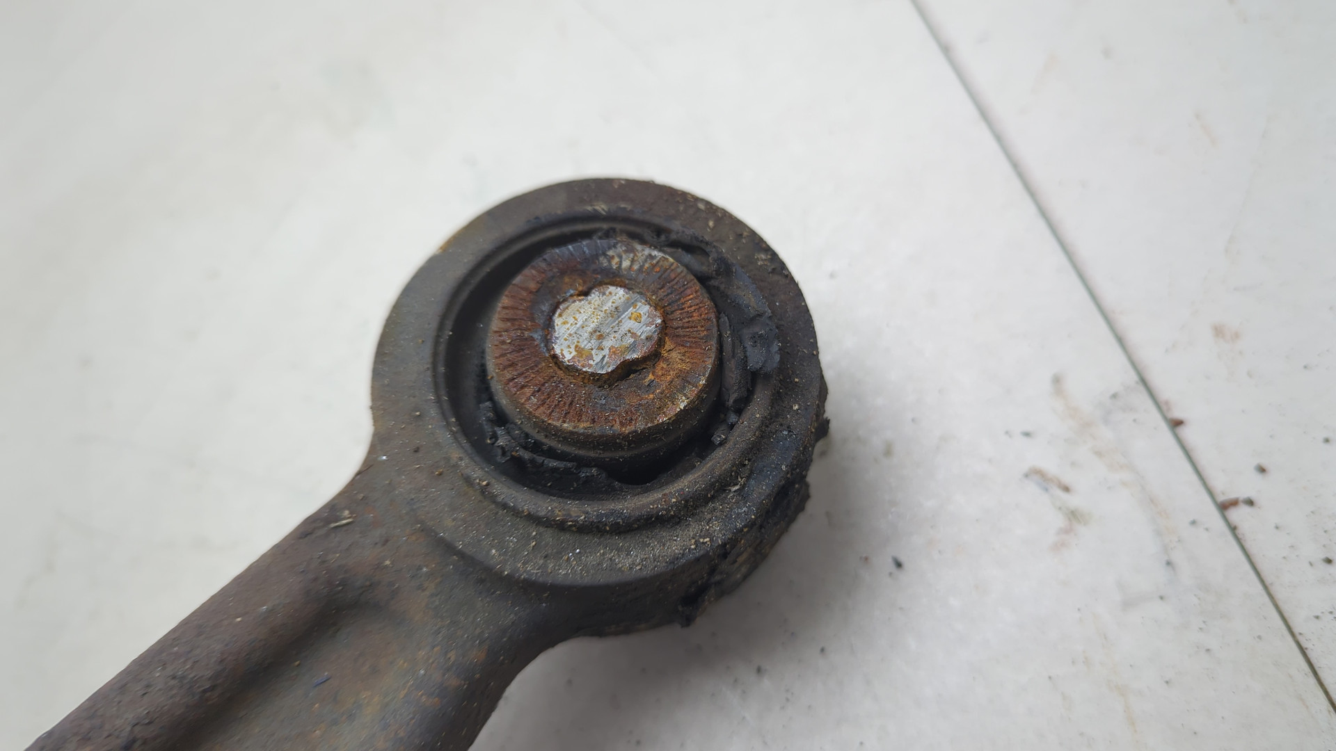 Рычаг передний левый