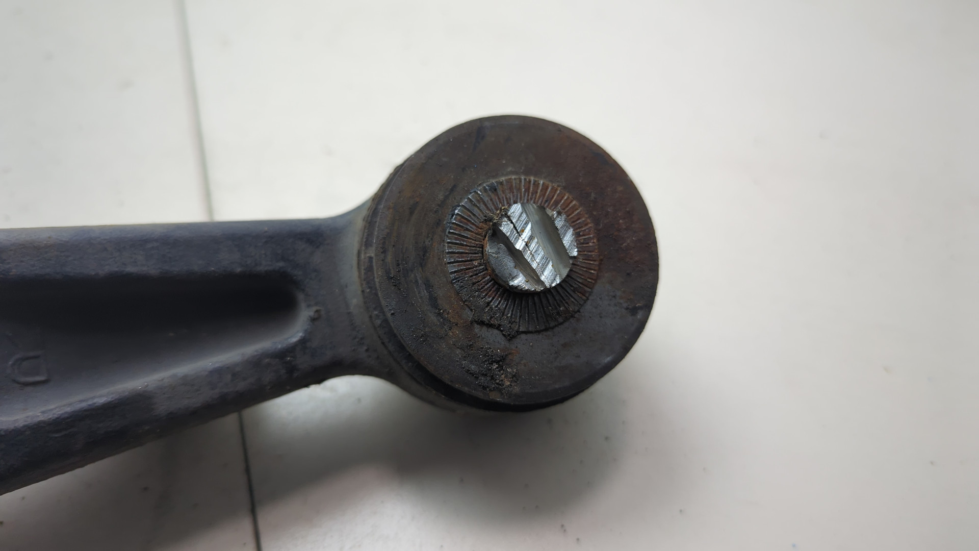 Рычаг передний правый