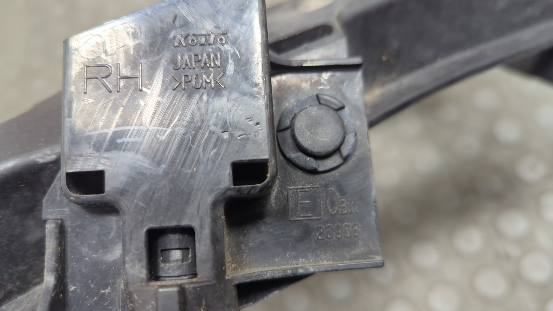 Кронштейн фар правый