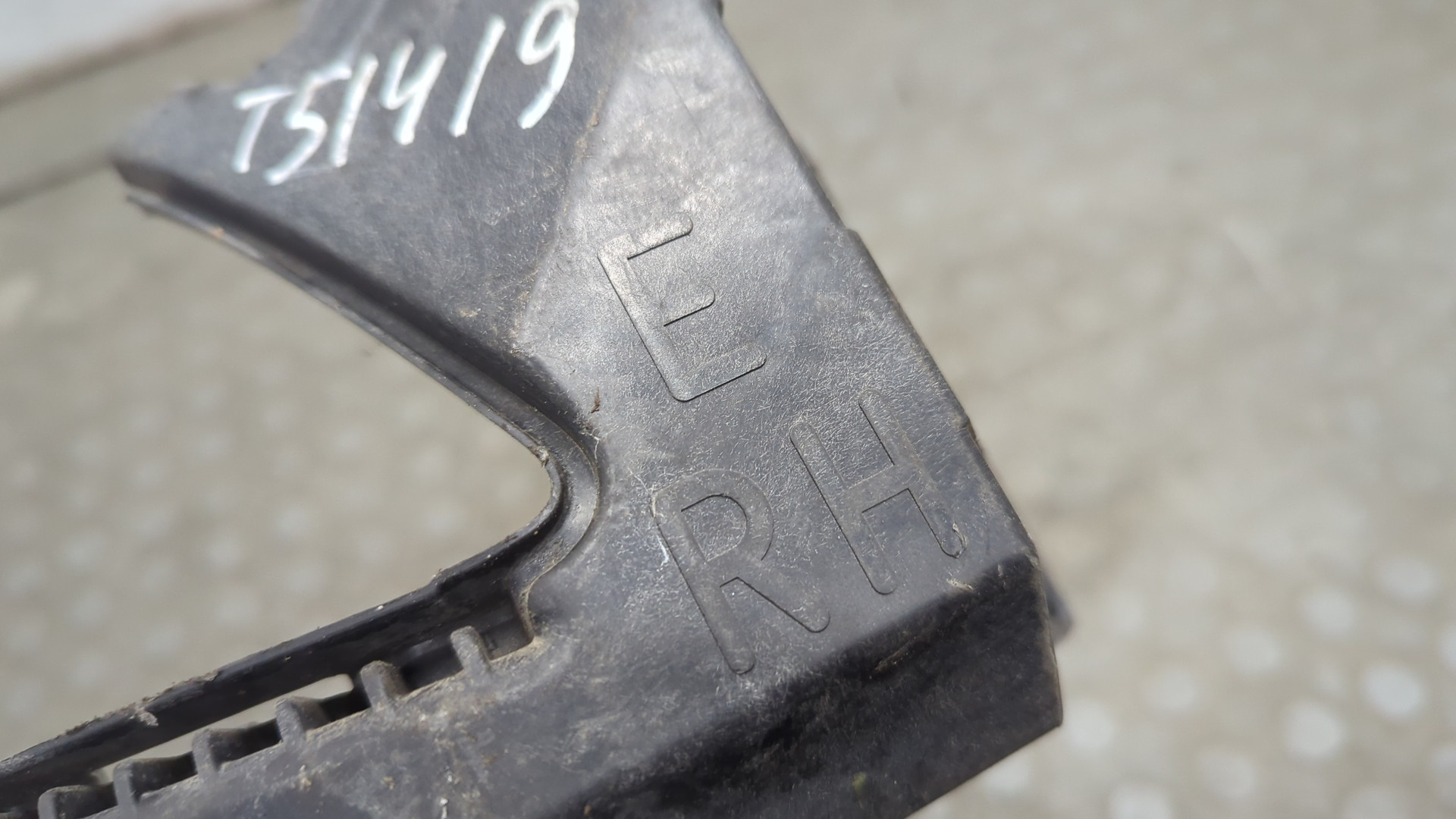 Кронштейн фар правый