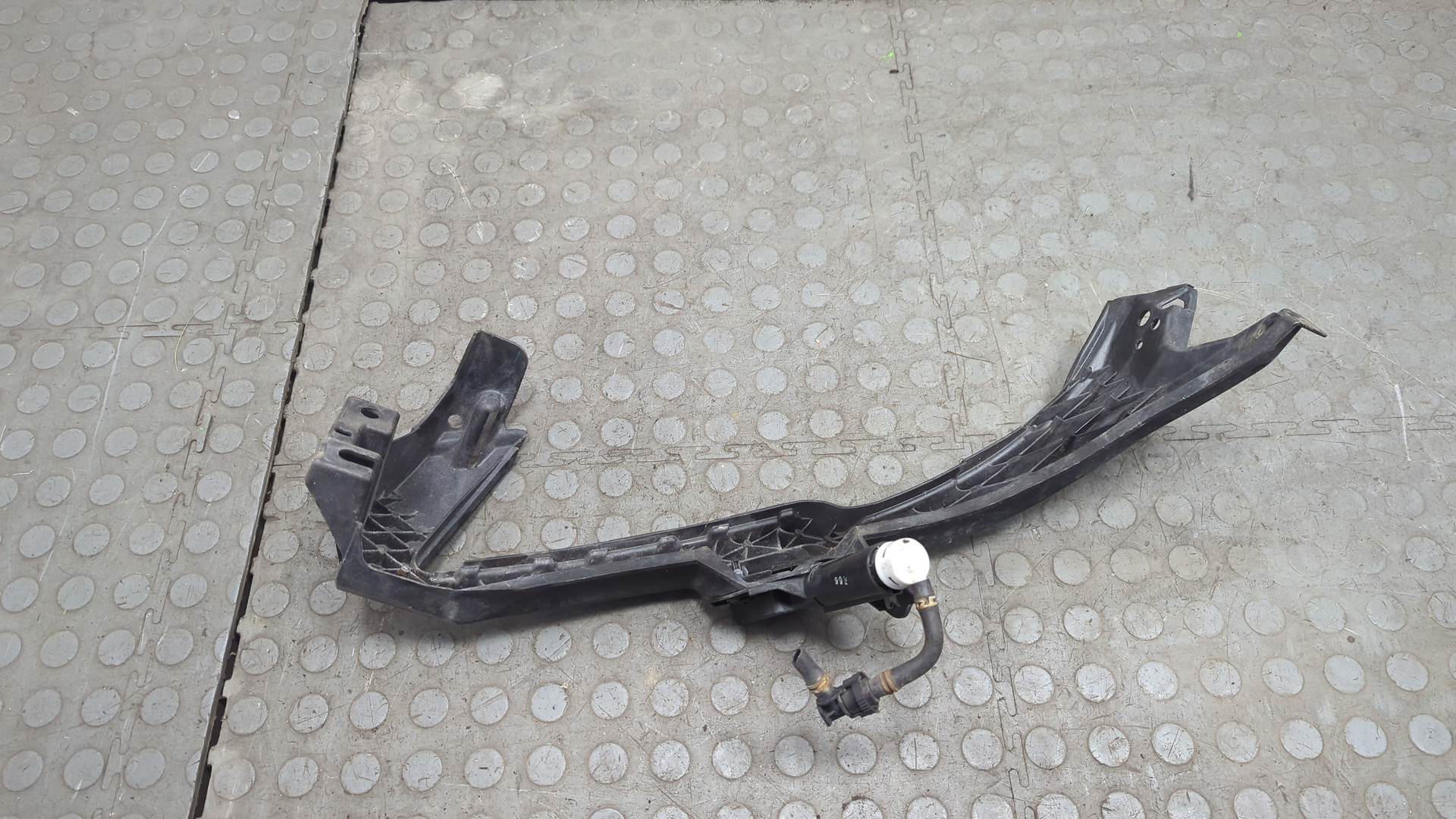 Кронштейн фар правый