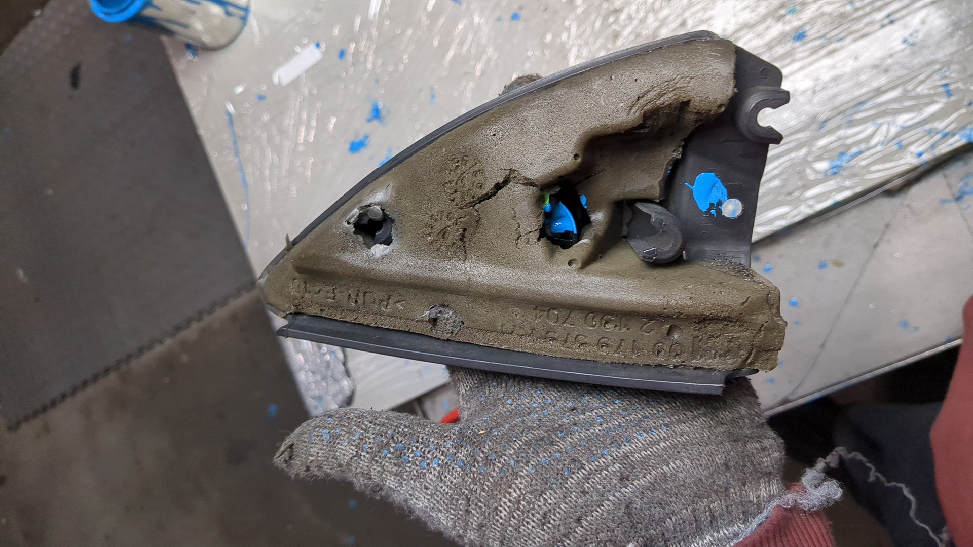 Стекло двери передней левой (форточка)