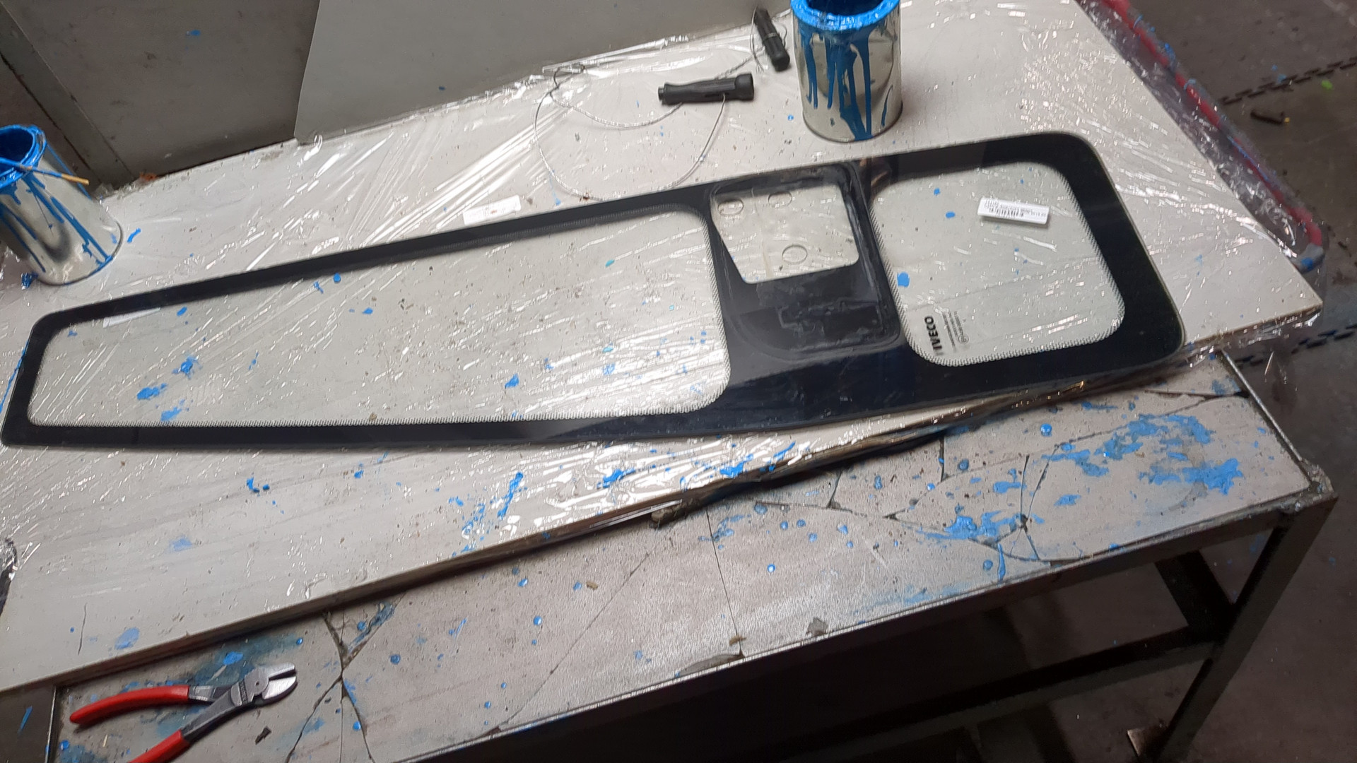 Стекло двери передней левой (форточка)