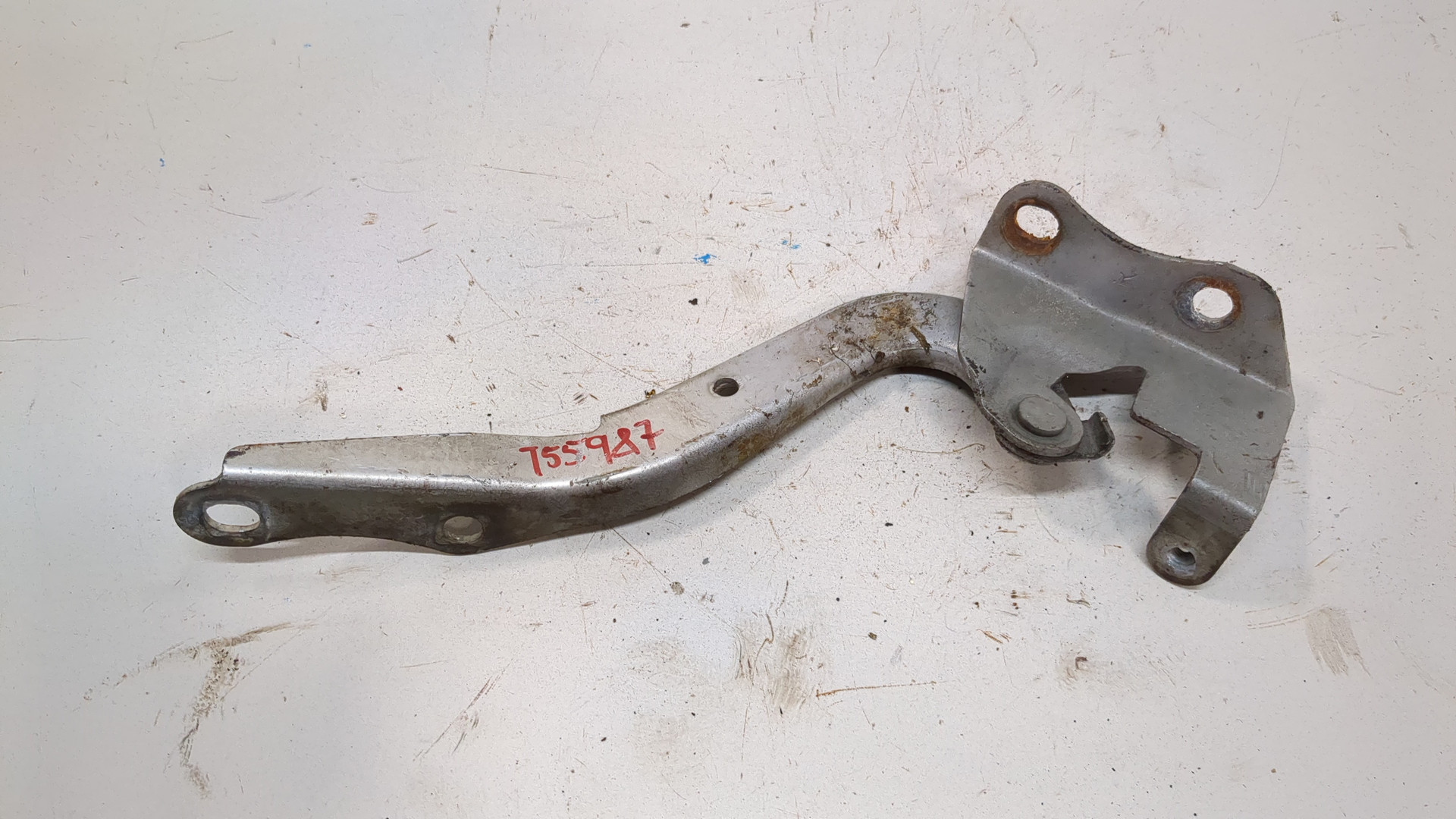 Петля капота правая