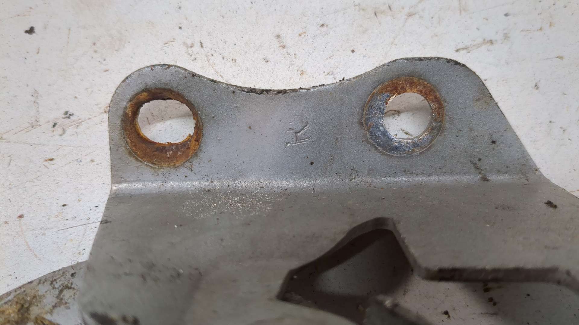 Петля капота правая