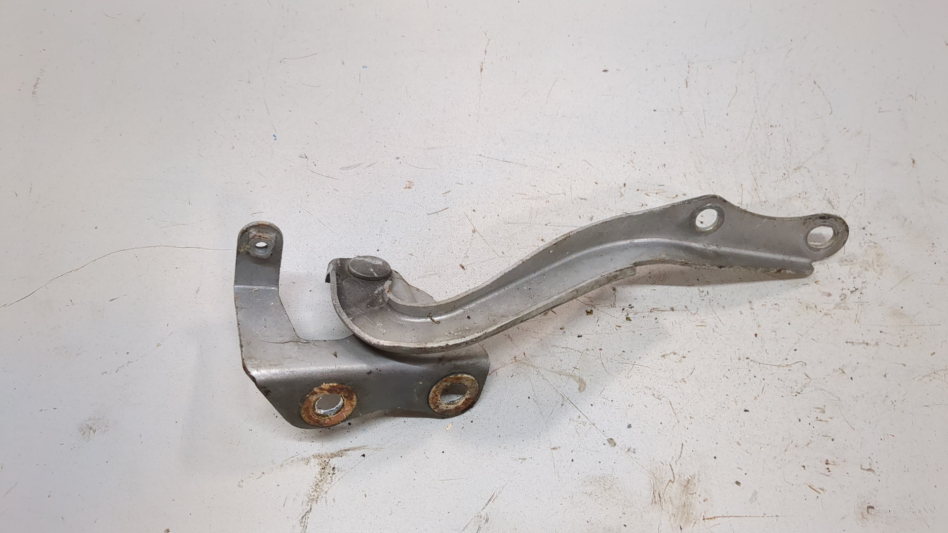 Петля капота левая