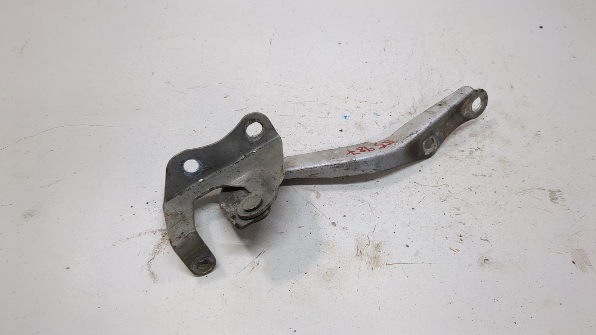 Петля капота левая