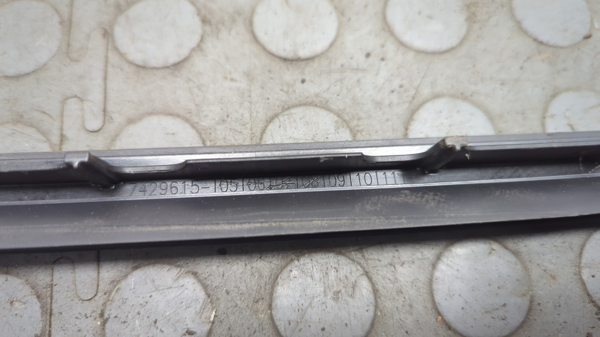 Молдинг лобового стекла