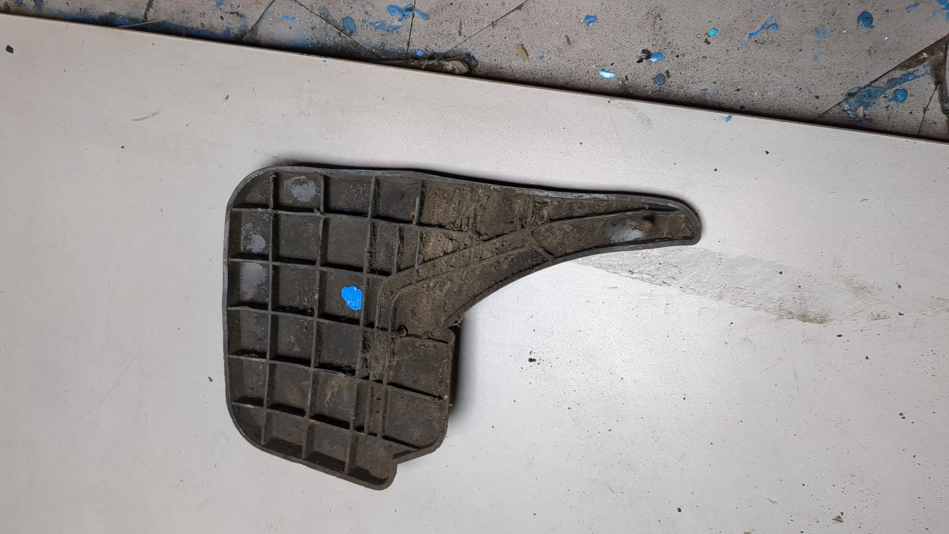 Брызговик передний левый