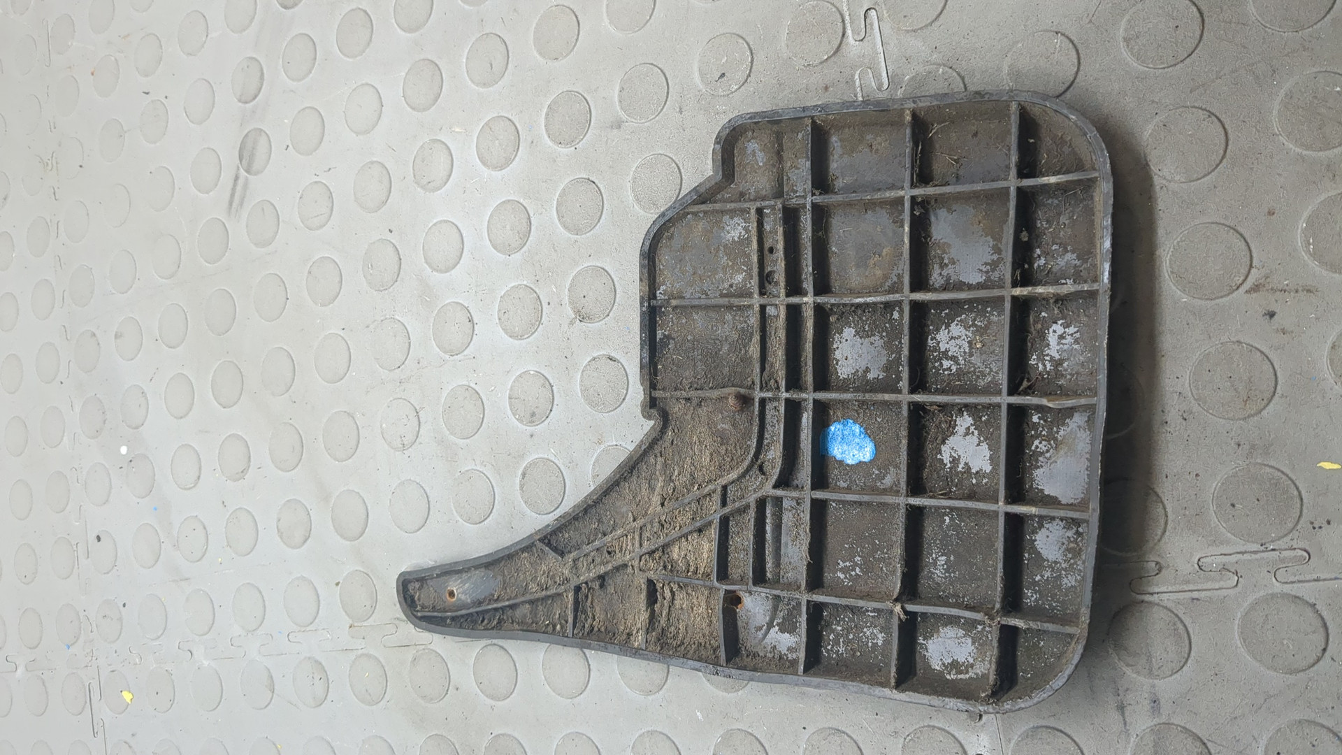 Брызговик передний левый