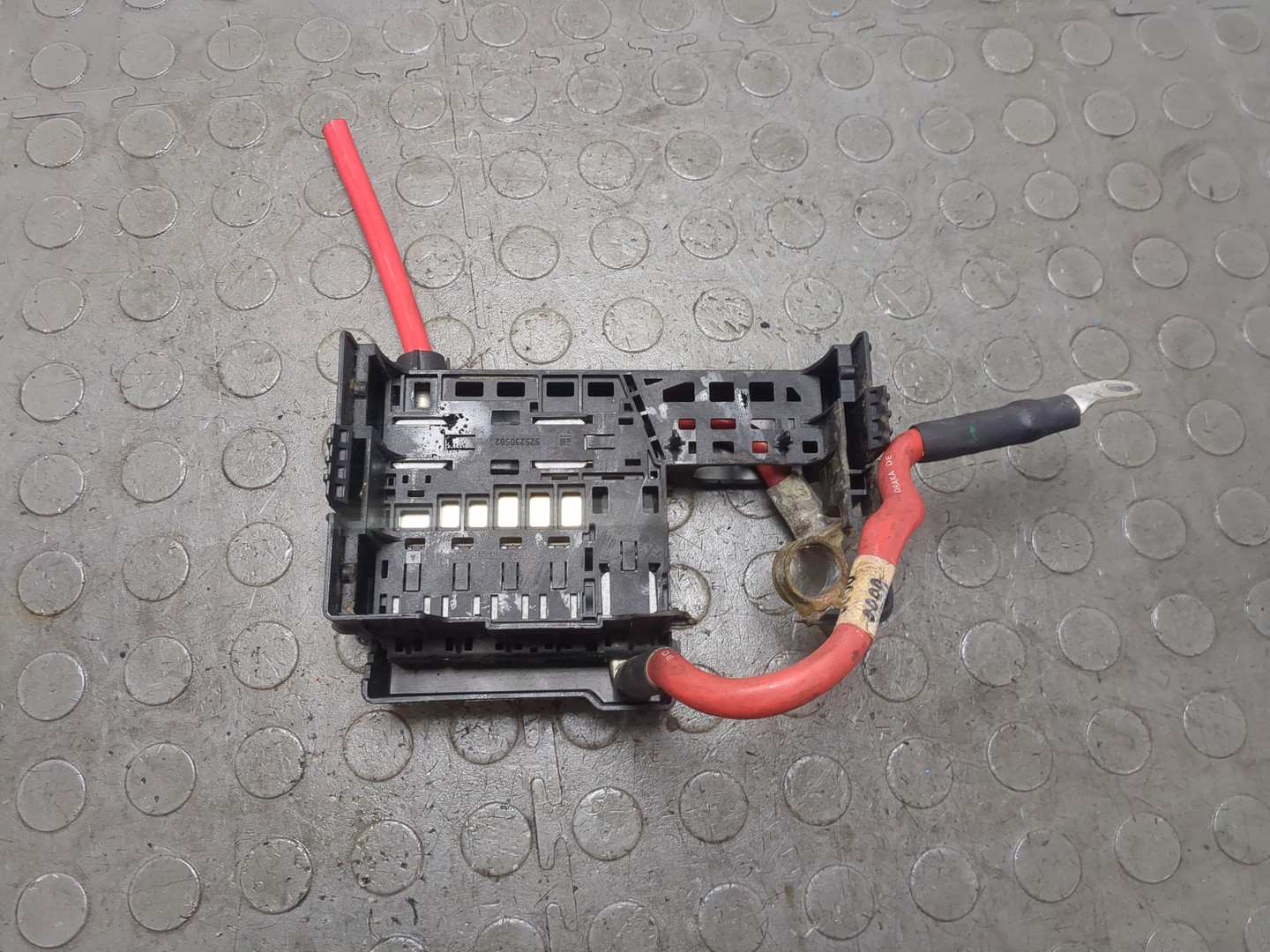 Клемма аккумулятора -