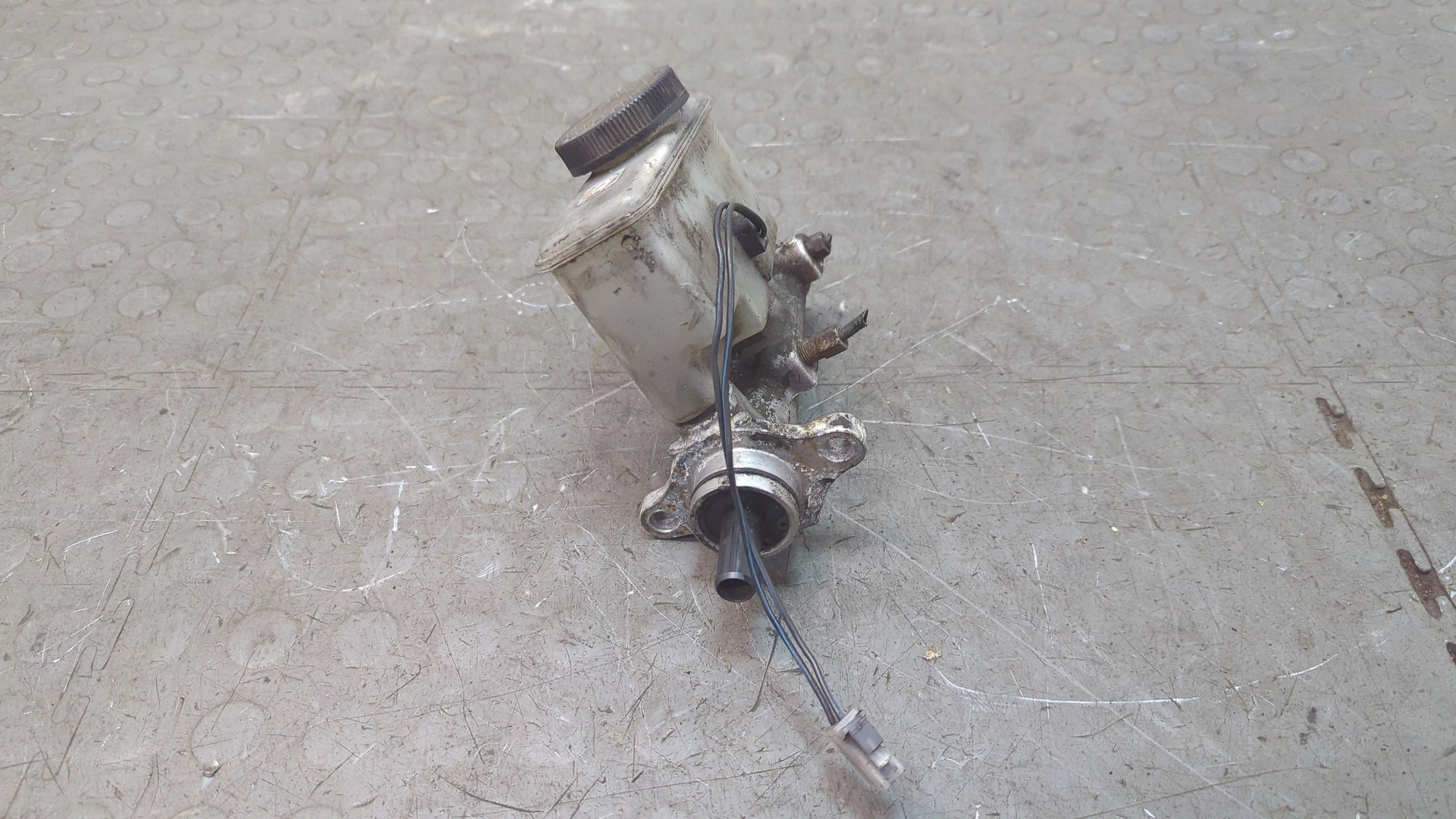 Цилиндр тормозной главный