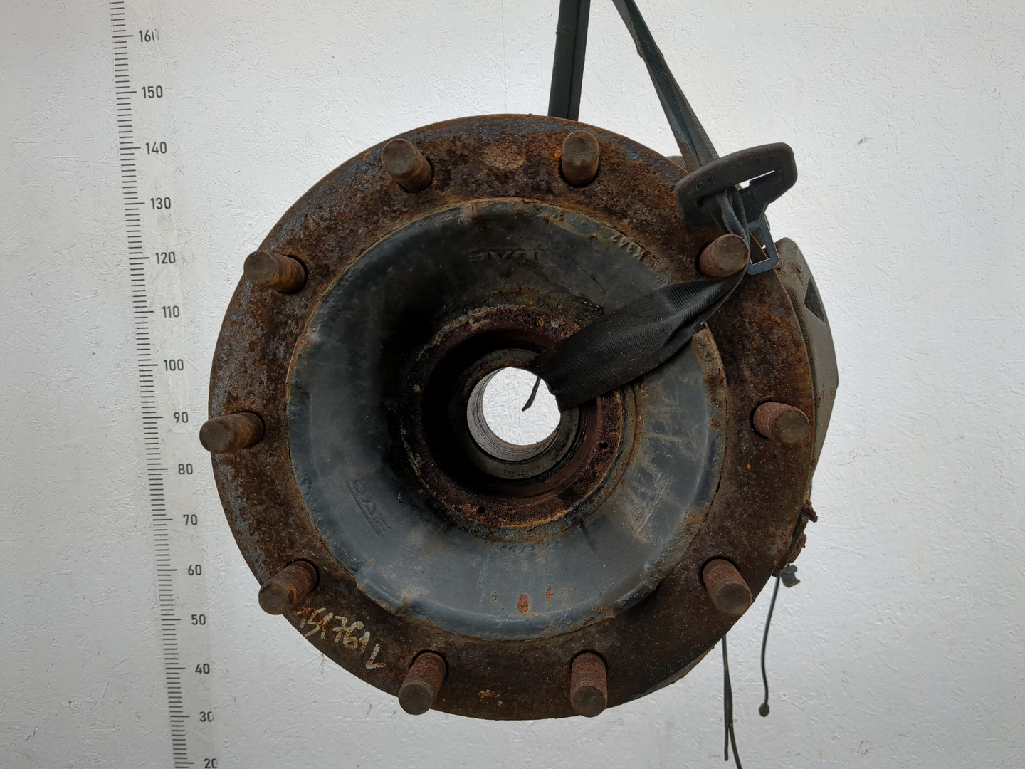 Кулак поворотный передний левый