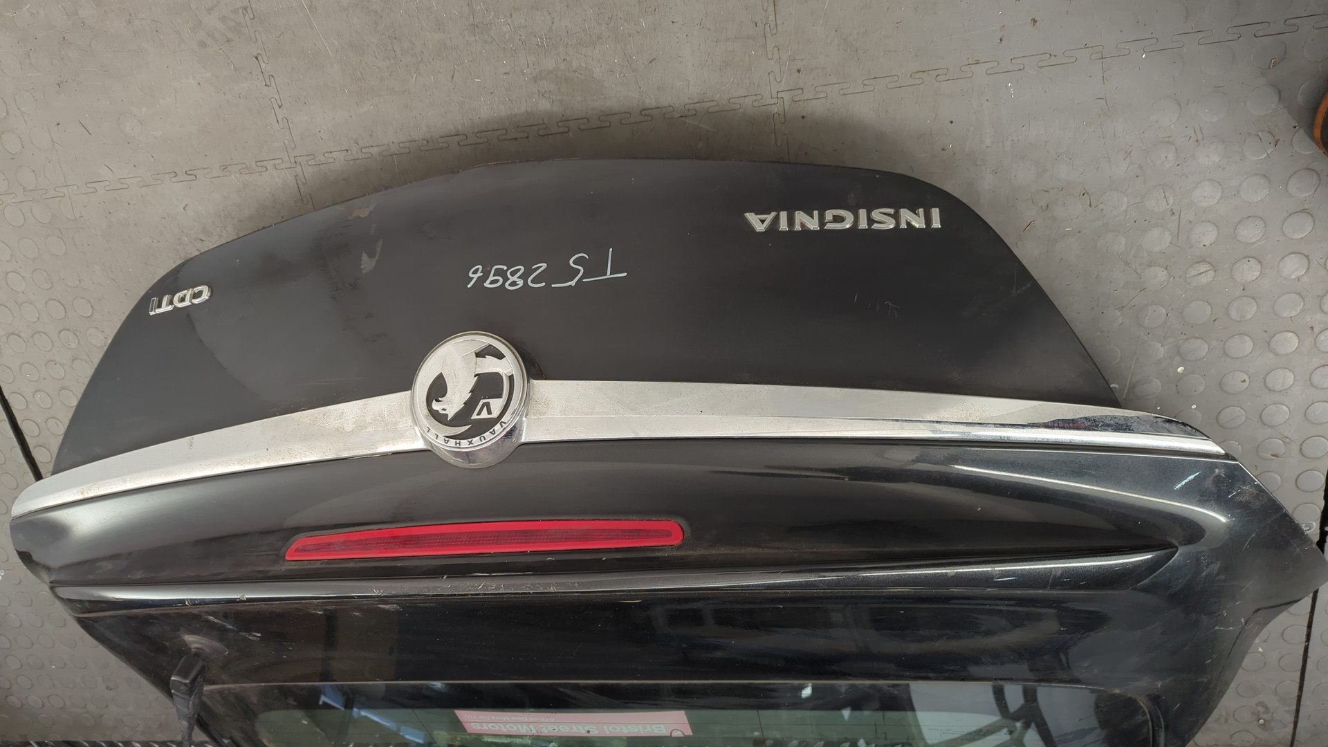 Дверь багажника