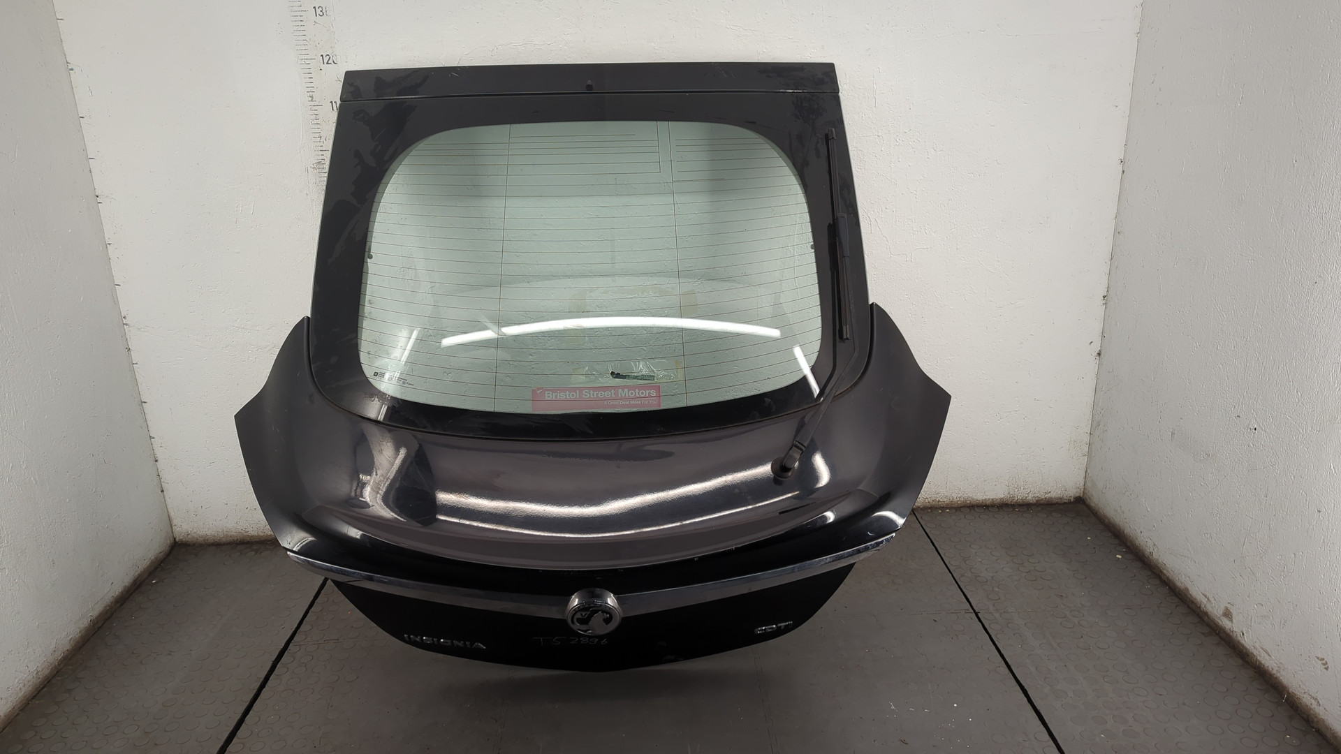 Дверь багажника