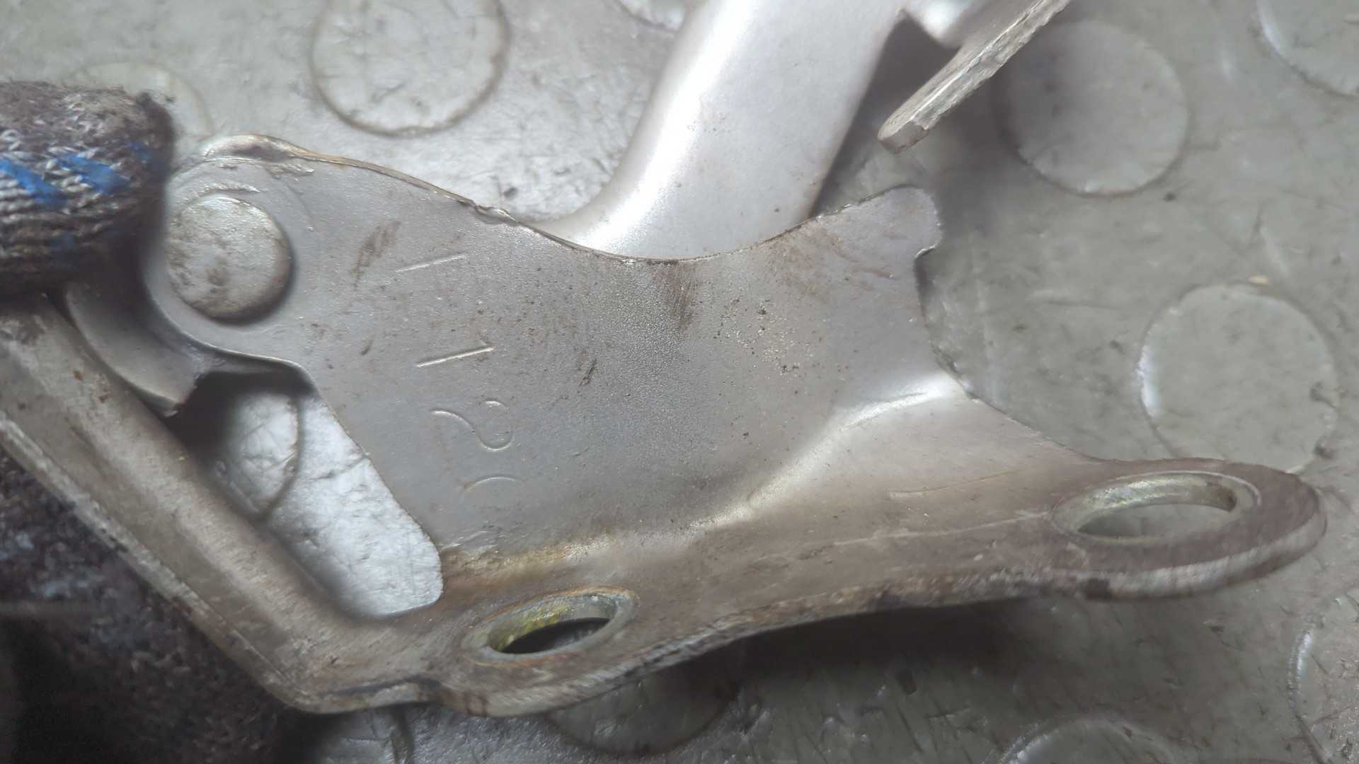 Петля капота правая