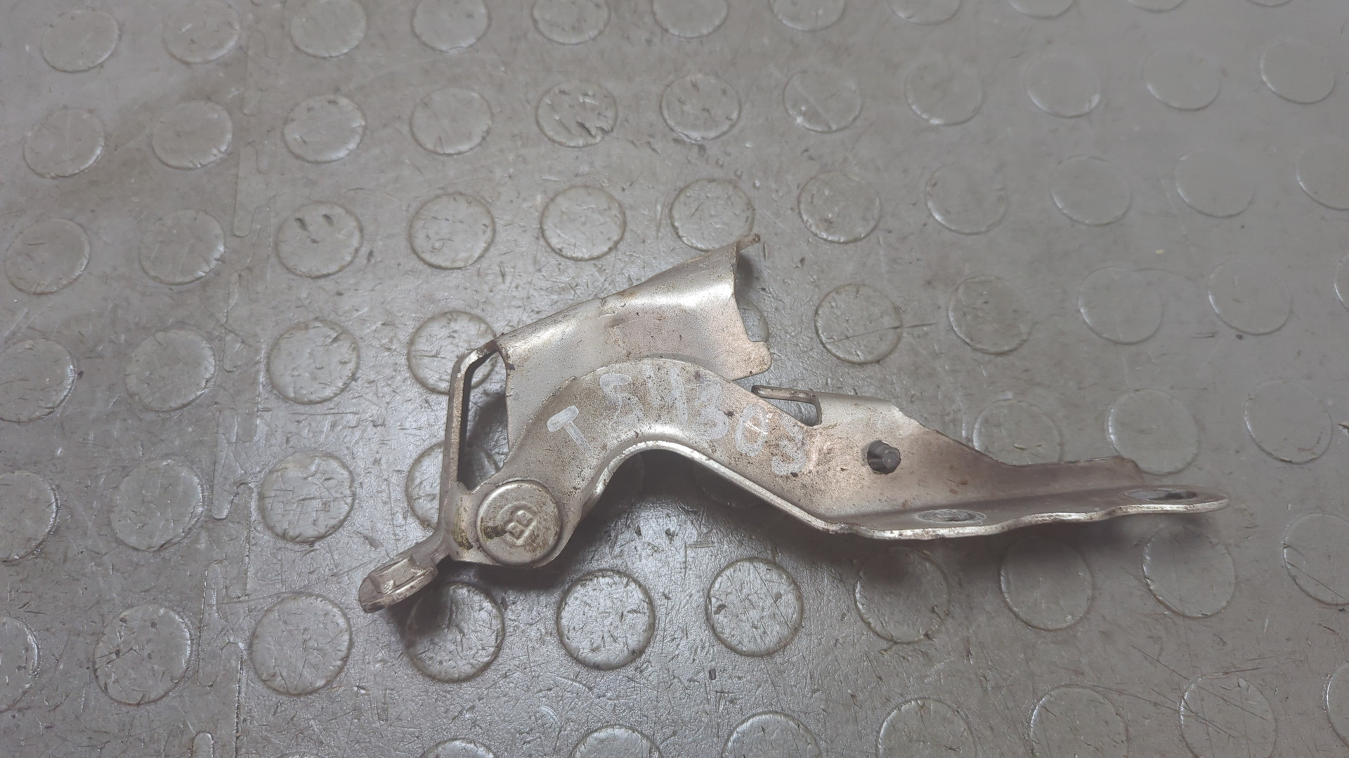 Петля капота правая