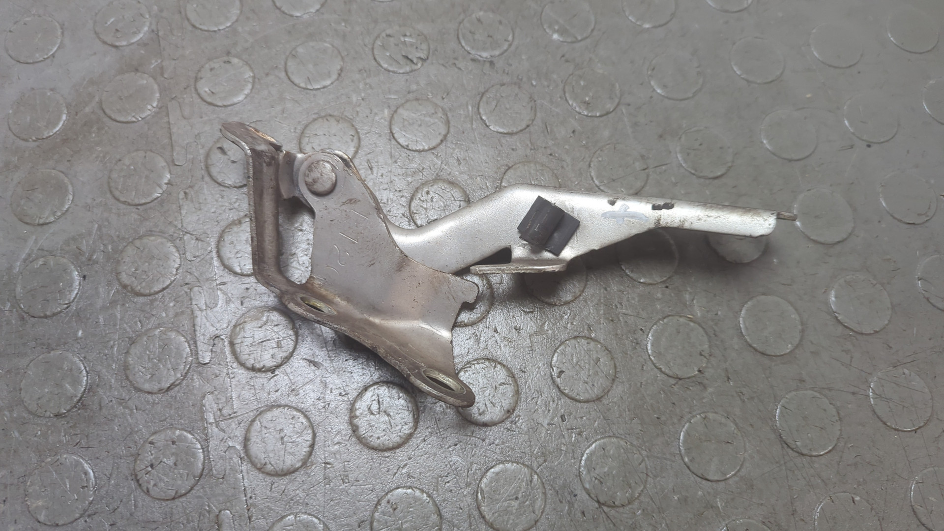 Петля капота правая