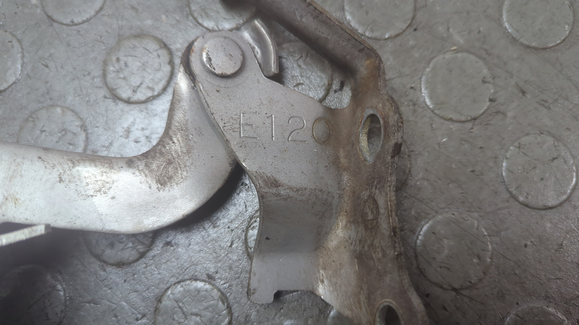 Петля капота левая