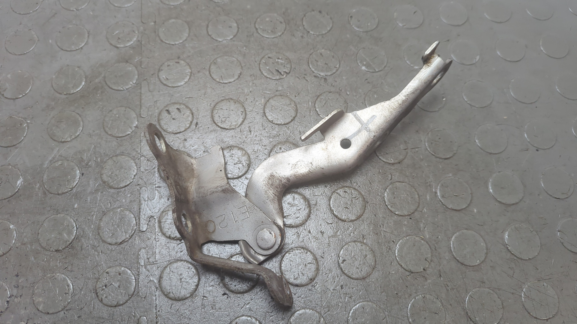 Петля капота левая