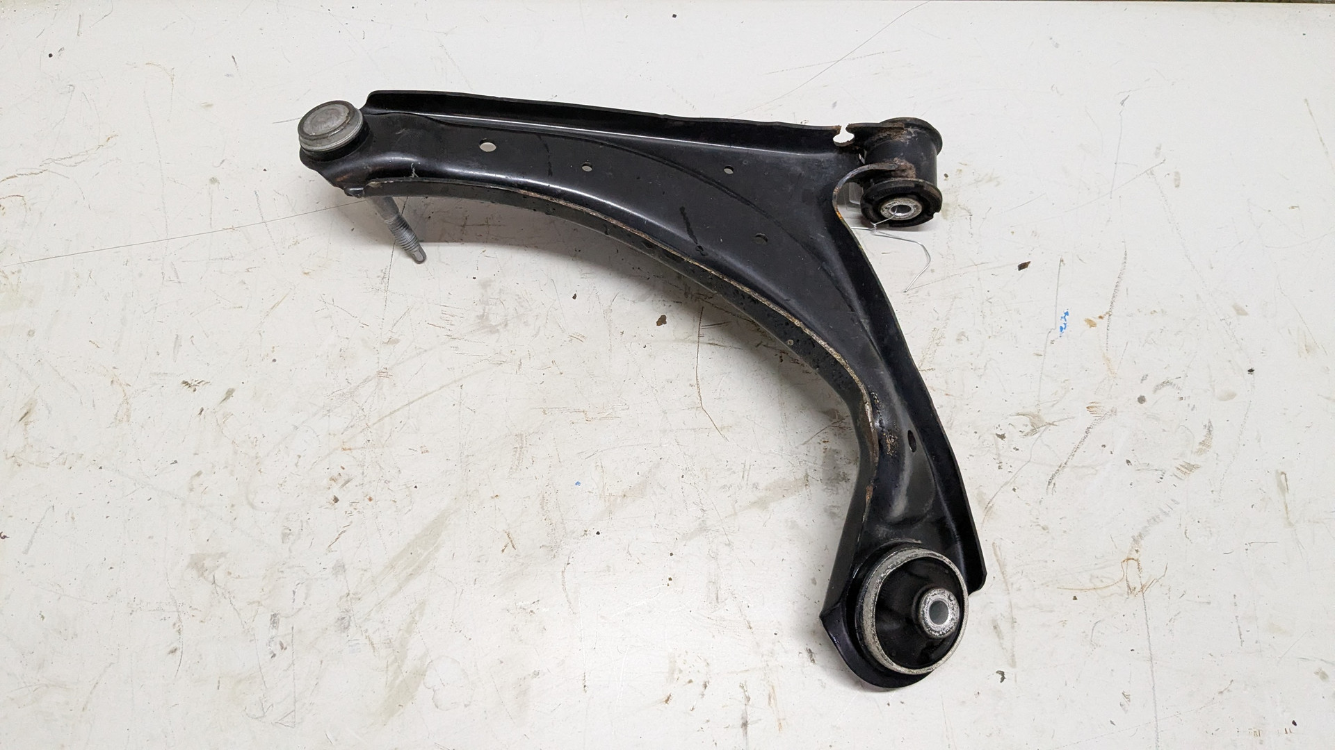 Рычаг передний правый