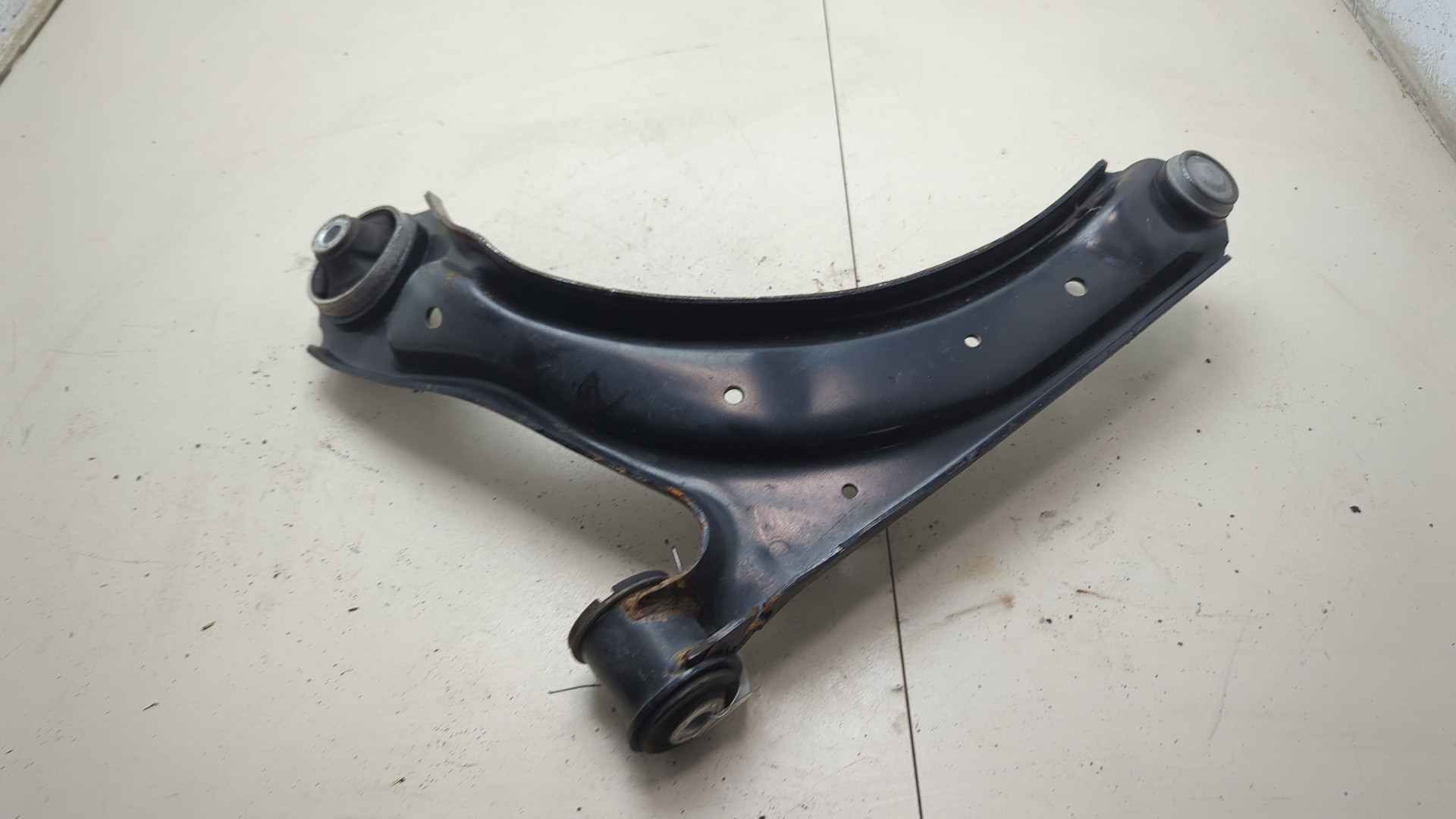 Рычаг передний правый