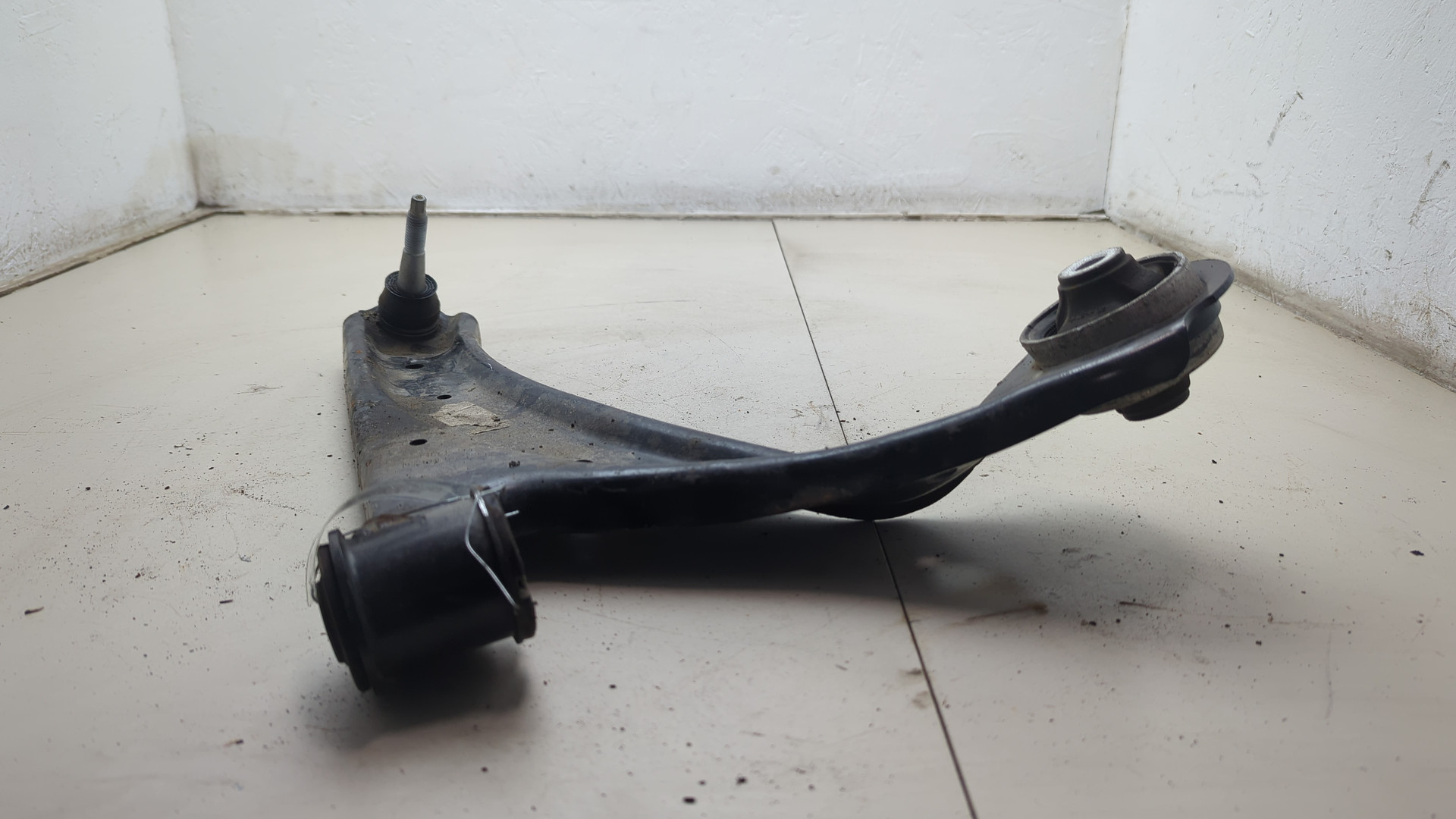 Рычаг передний правый