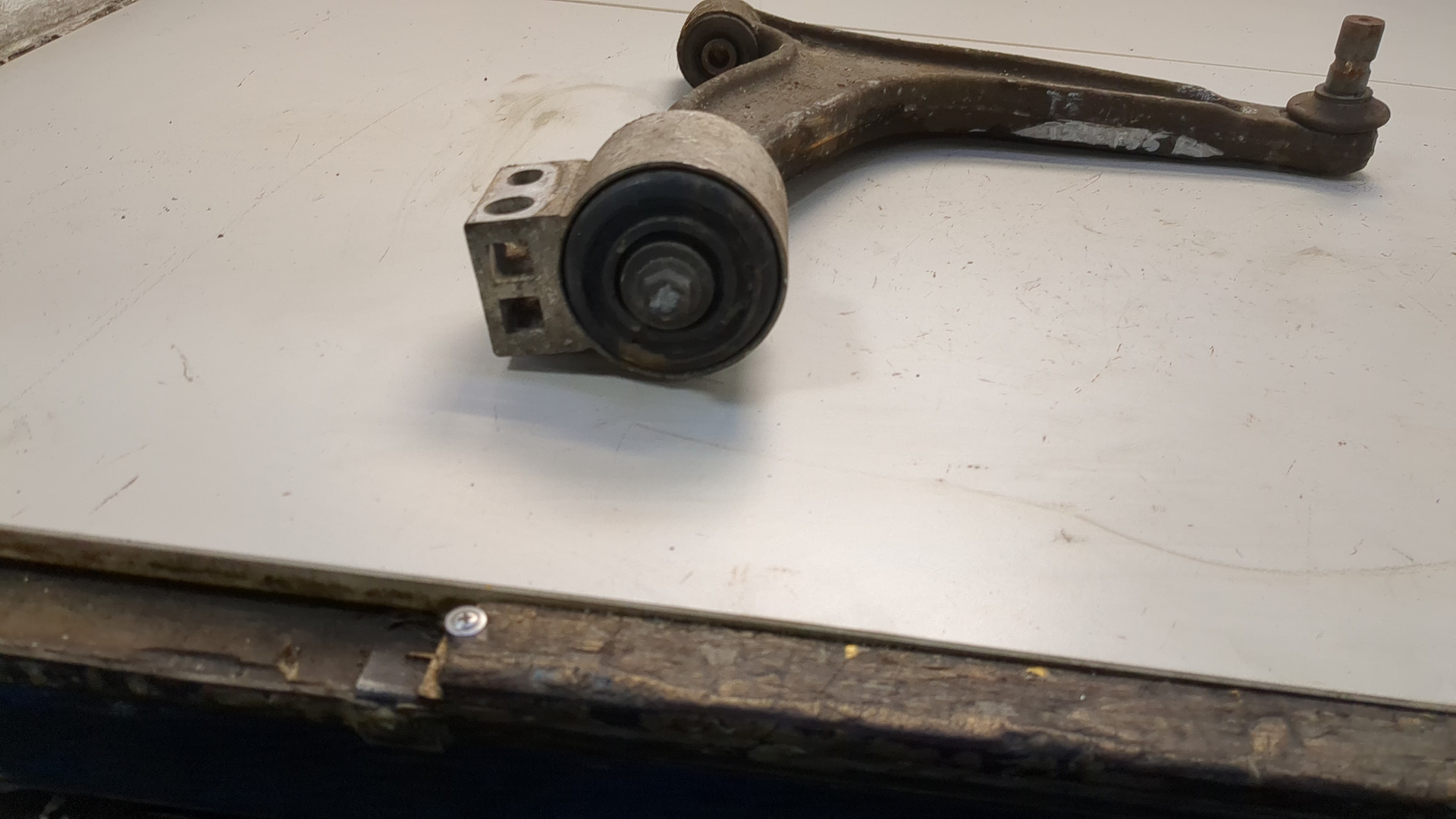 Рычаг передний правый