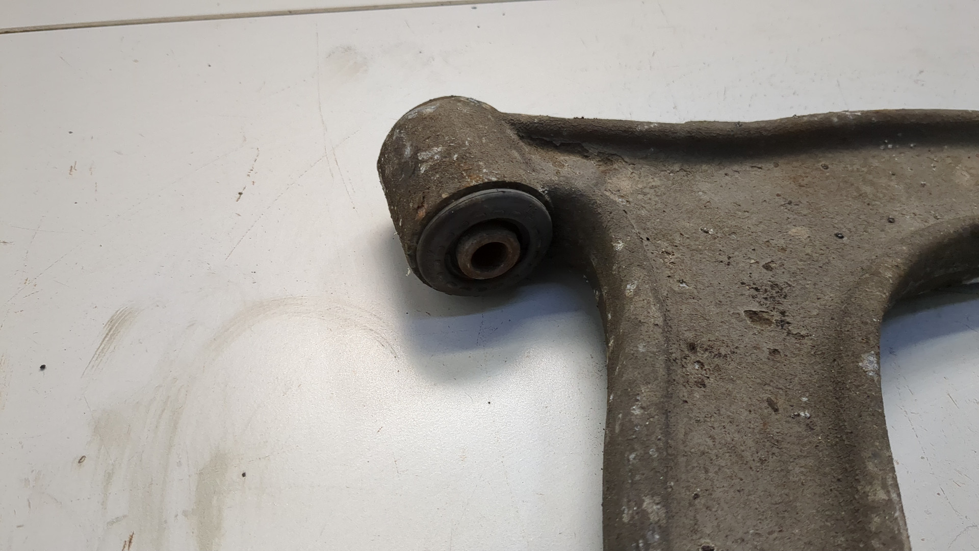 Рычаг передний правый