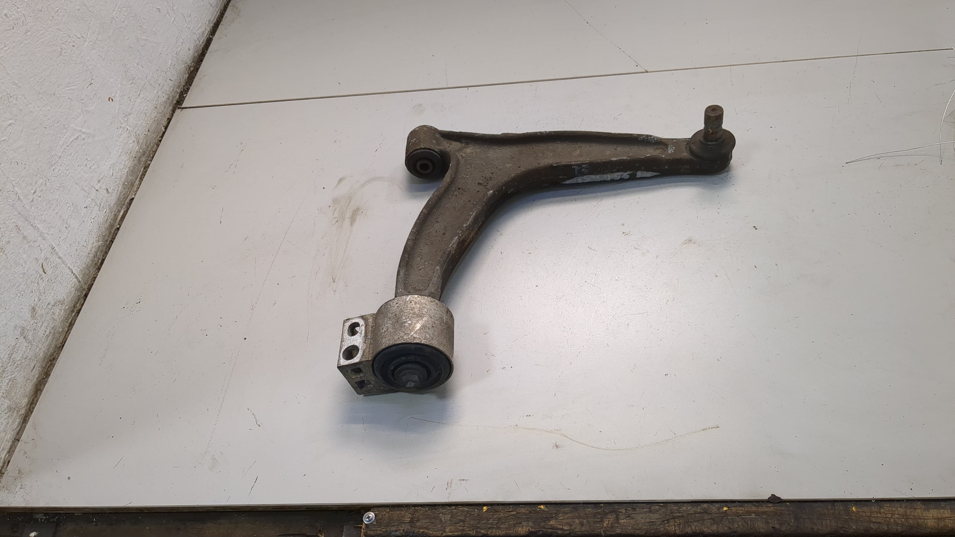 Рычаг передний правый