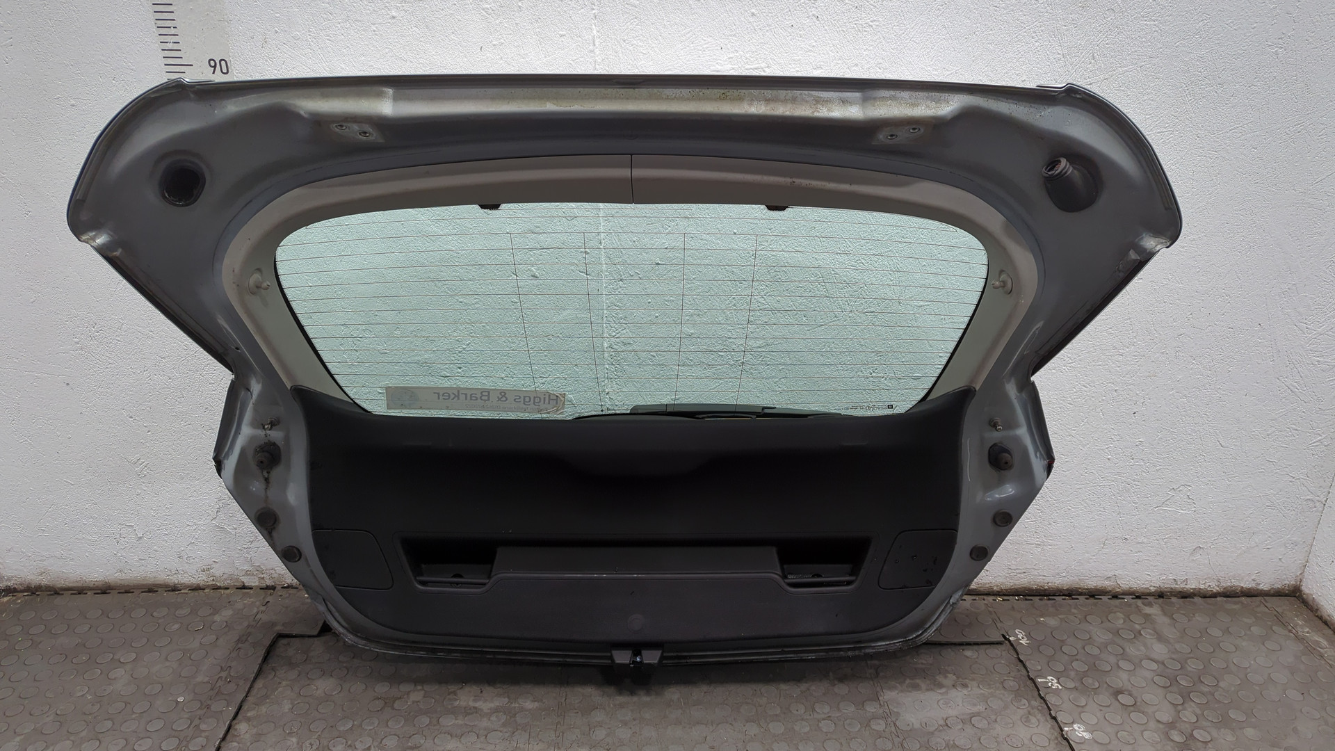 Дверь багажника