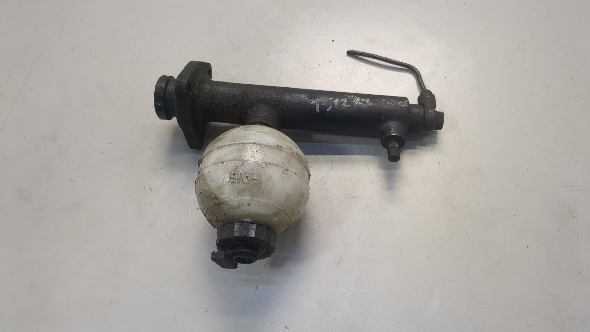 Цилиндр тормозной главный