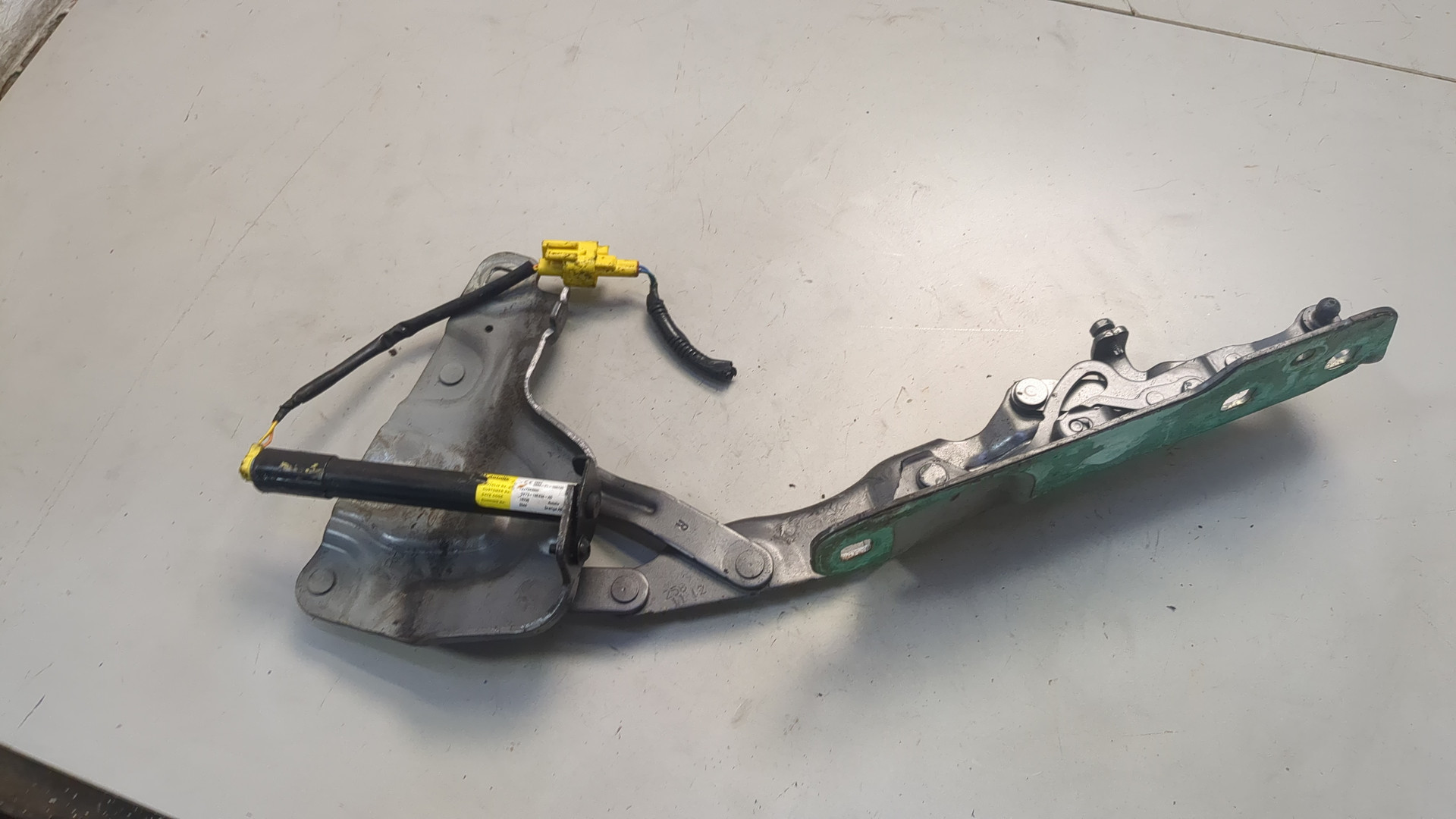 Петля капота правая