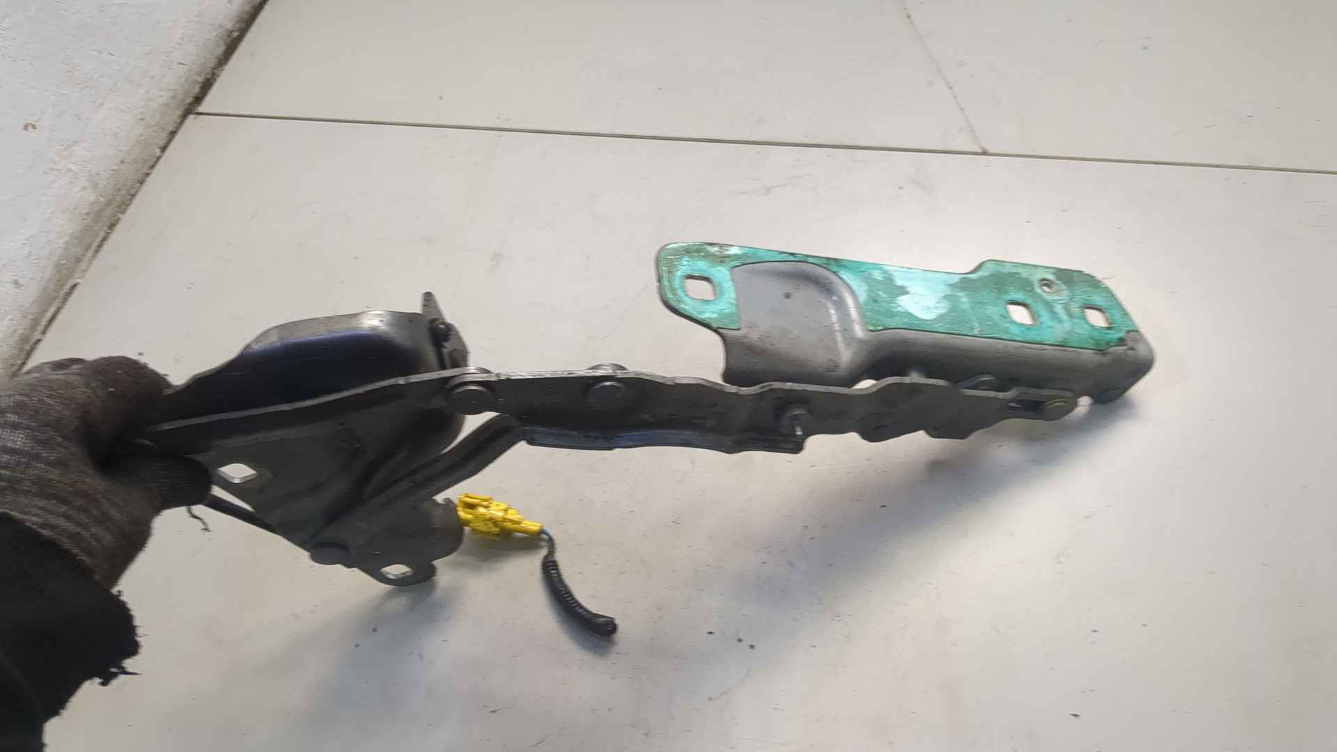 Петля капота правая