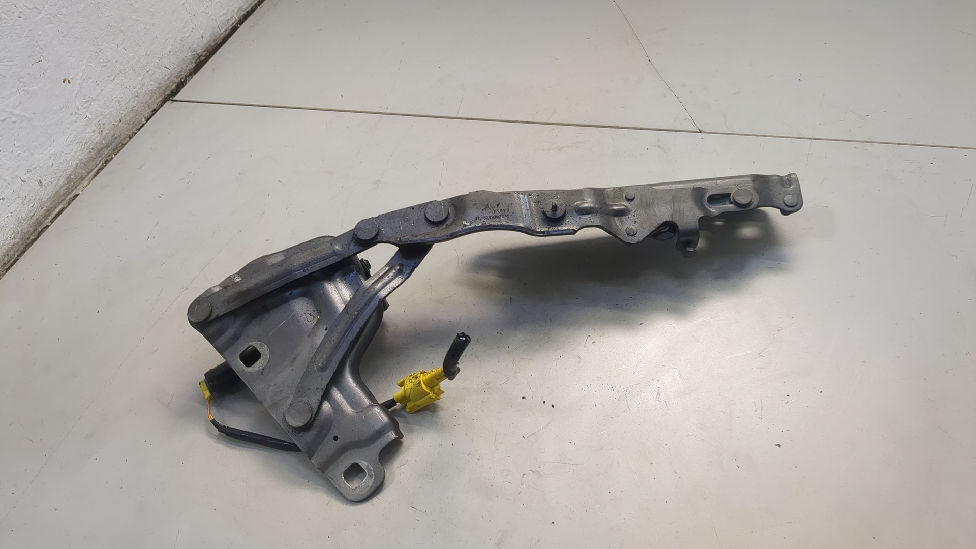 Петля капота правая