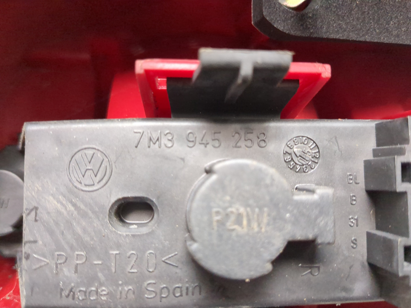 Фонарь задний правый