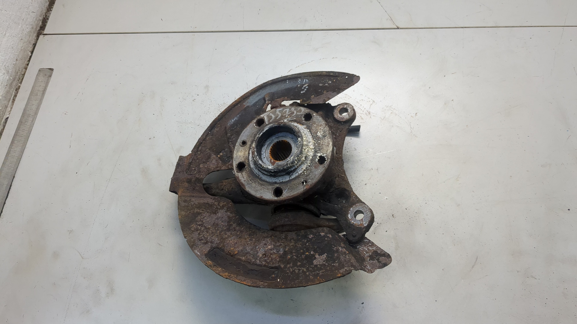 Кулак поворотный передний правый