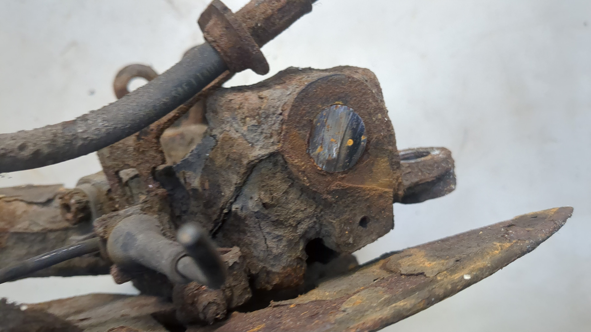 Кулак поворотный передний правый