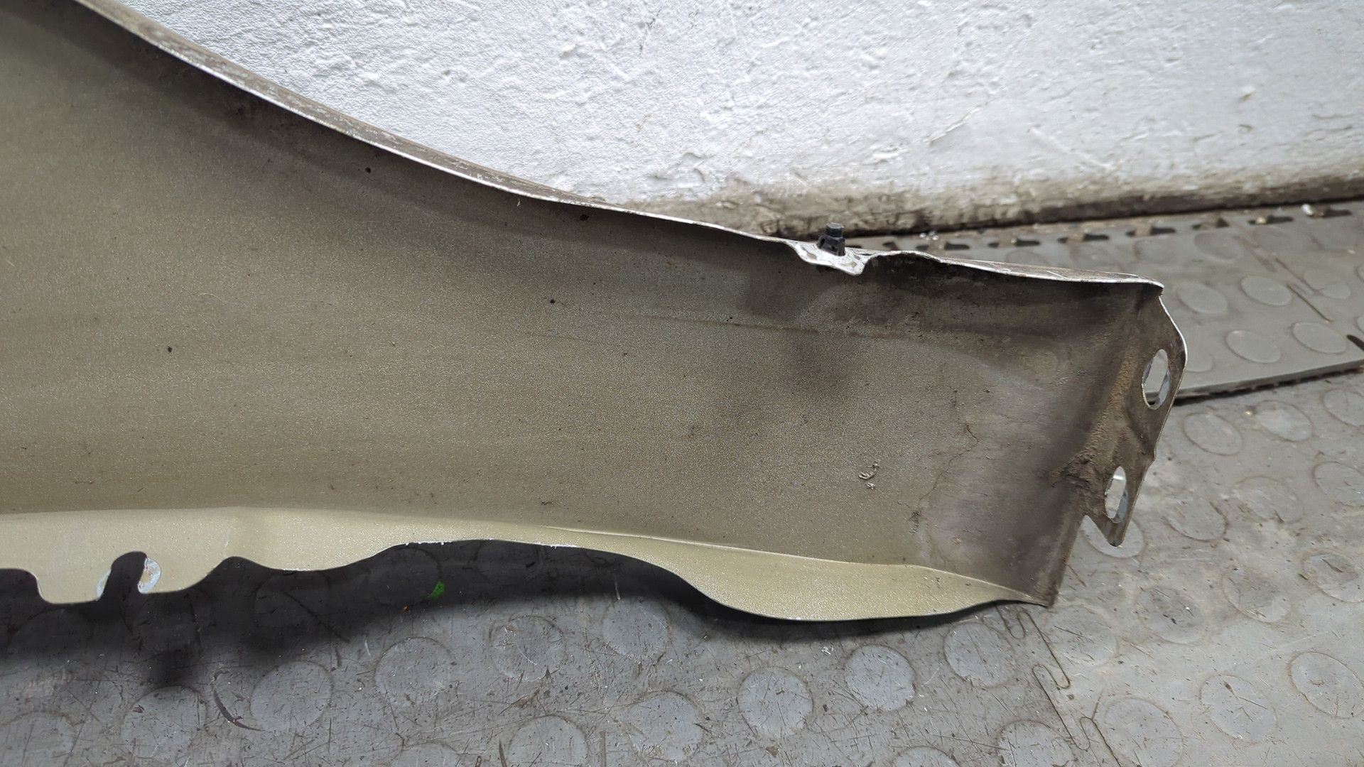 Крыло переднее левое