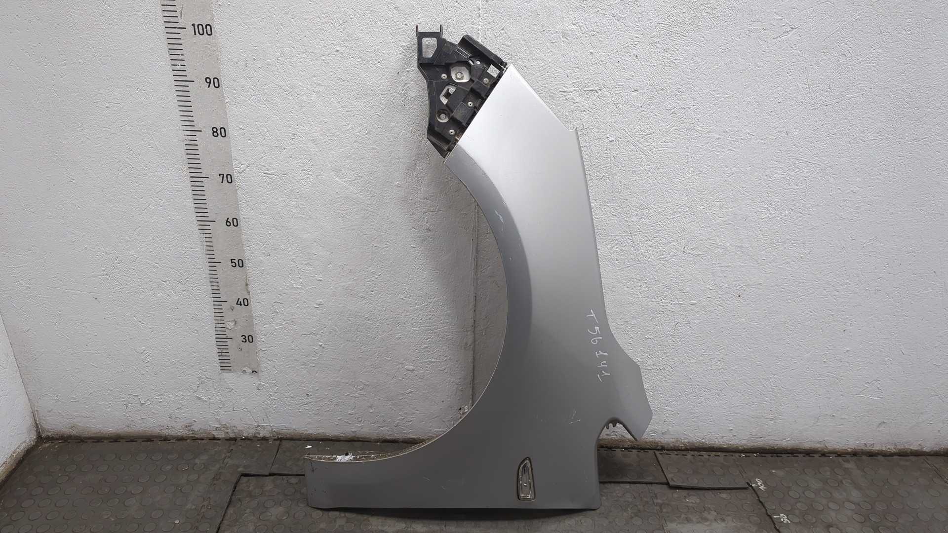 Крыло переднее левое