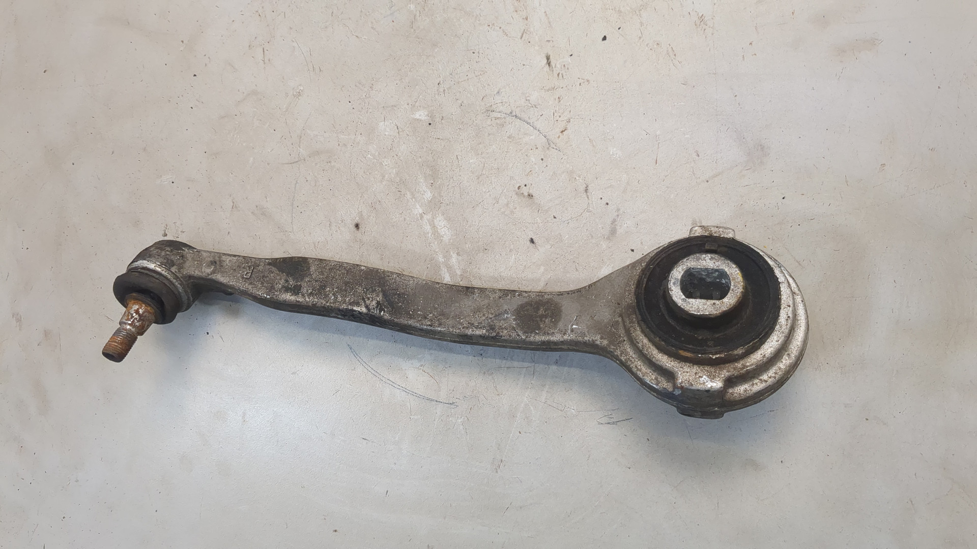 Рычаг передний правый