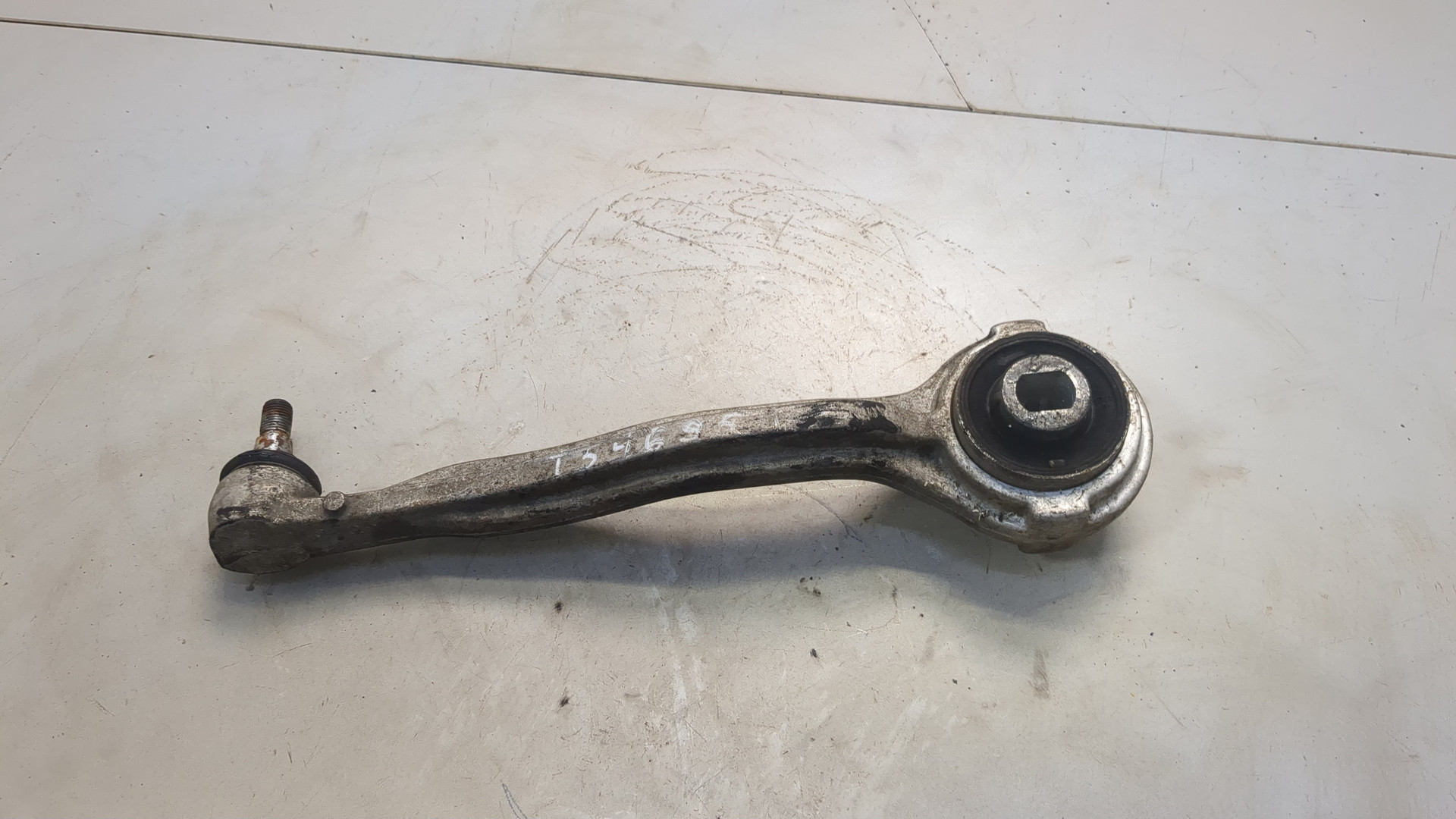 Рычаг передний правый