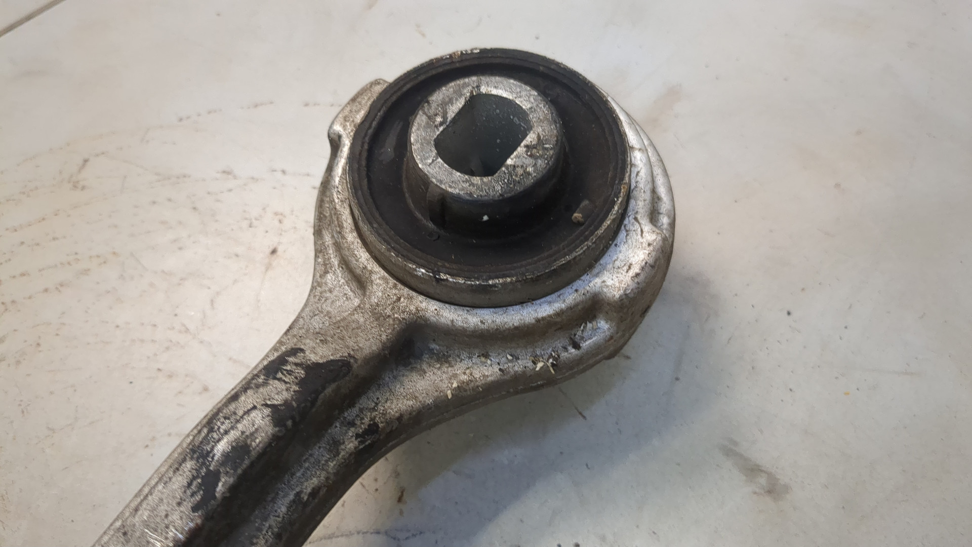 Рычаг передний правый